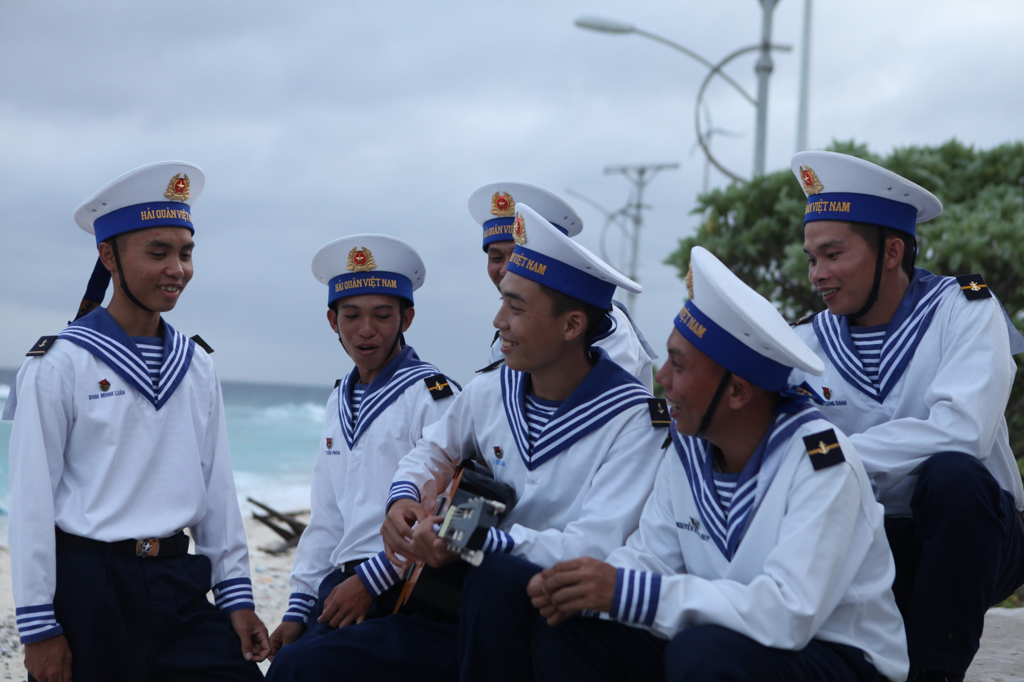 Giờ giải lao, các chiến sĩ cùng hát vang những bài ca ca ngợi tình yêu non sông, đất nước... tạo ra không khí vui tươi trên thao trường, bãi tập. Giờ giải lao, các chiến sĩ cùng hát vang những bài ca ca ngợi tình yêu non sông, đất nước... tạo ra không khí vui tươi trên thao trường, bãi tập.