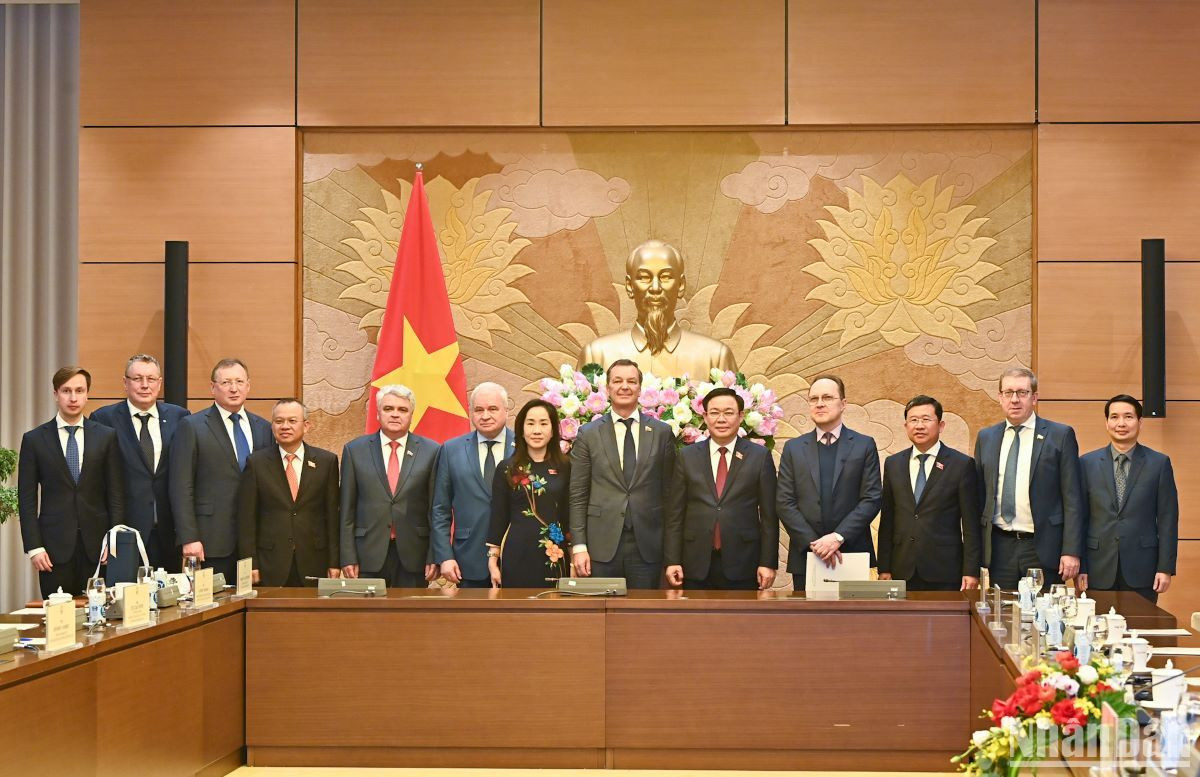 Chủ tịch Quốc hội Vương Đình Huệ và Phó Chủ tịch thứ nhất Hội đồng Liên bang Nga Andrey Yastkin chụp ảnh lưu niệm với đại biểu hai nước tại buổi tiếp. Chủ tịch Quốc hội Vương Đình Huệ và Phó Chủ tịch thứ nhất Hội đồng Liên bang Nga Andrey Yastkin chụp ảnh lưu niệm với đại biểu hai nước tại buổi tiếp.