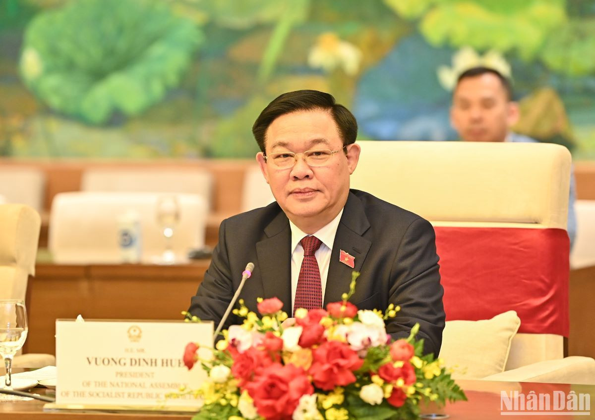 Chủ tịch Quốc hội Vương Đình Huệ phát biểu chào mừng Phó Chủ tịch thứ nhất Hội đồng Liên bang Nga Andrey Yastkin và Đoàn đại biểu Hội đồng Liên bang Nga. Chủ tịch Quốc hội Vương Đình Huệ phát biểu chào mừng Phó Chủ tịch thứ nhất Hội đồng Liên bang Nga Andrey Yastkin và Đoàn đại biểu Hội đồng Liên bang Nga.