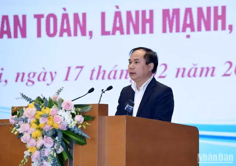 Thứ trưởng Bộ Xây dựng Nguyễn Văn Sinh trình bày báo cáo tình hình bất động sản.