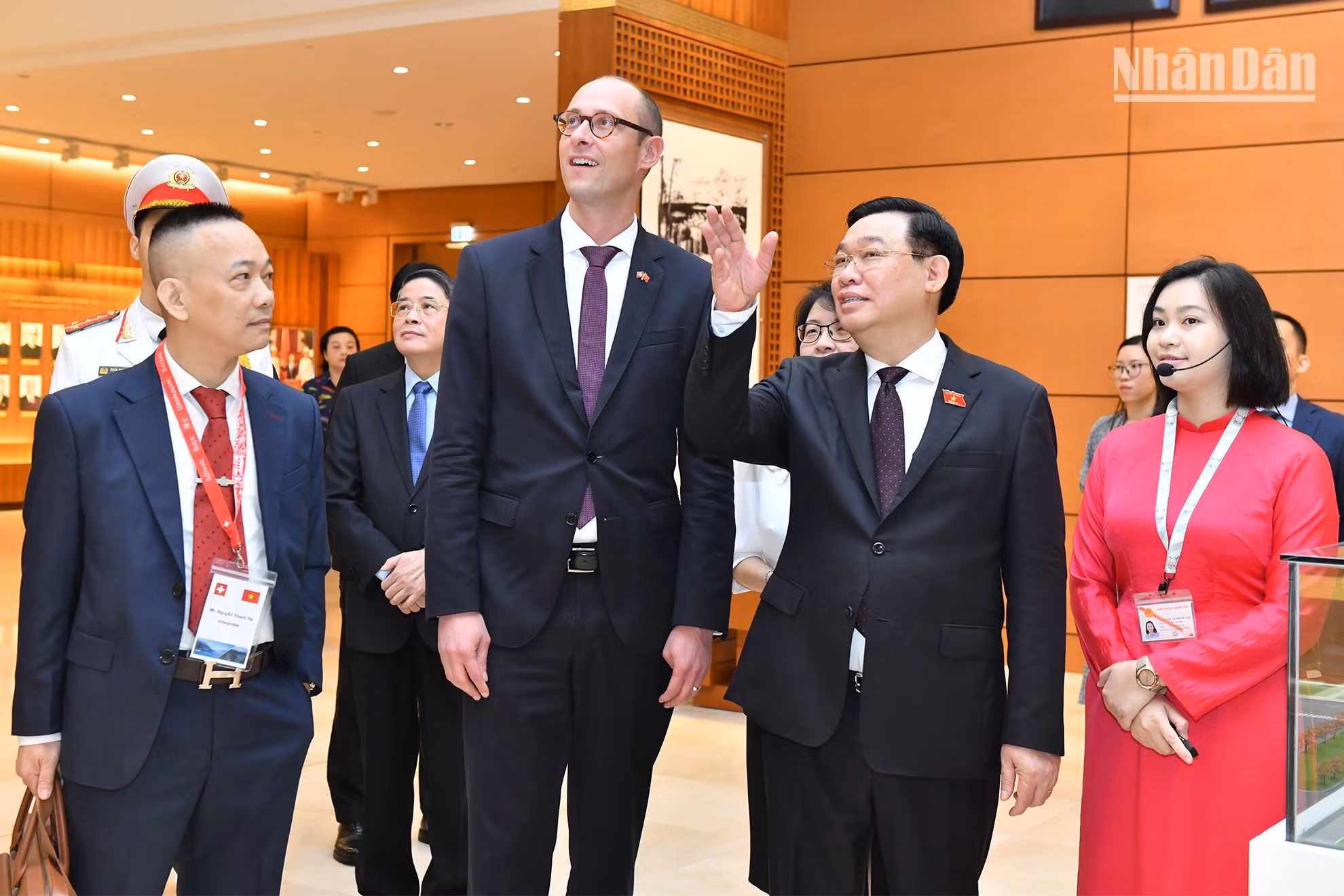 Cán bộ Vụ Thông tin giới thiệu với Chủ tịch Hội đồng Quốc gia Thụy Sĩ Martin Candinas các thành tựu của Quốc hội Việt Nam.
