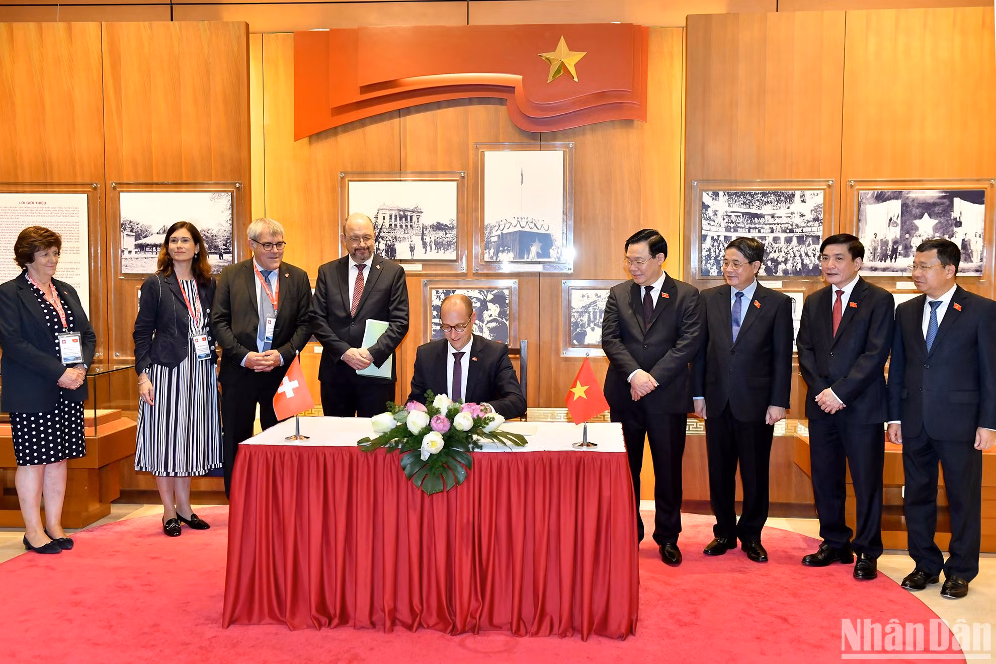 Chủ tịch Hội đồng Quốc gia Thụy Sĩ Martin Candinas ghi sổ vàng lưu niệm tại Phòng truyền thống Quốc hội Việt Nam.