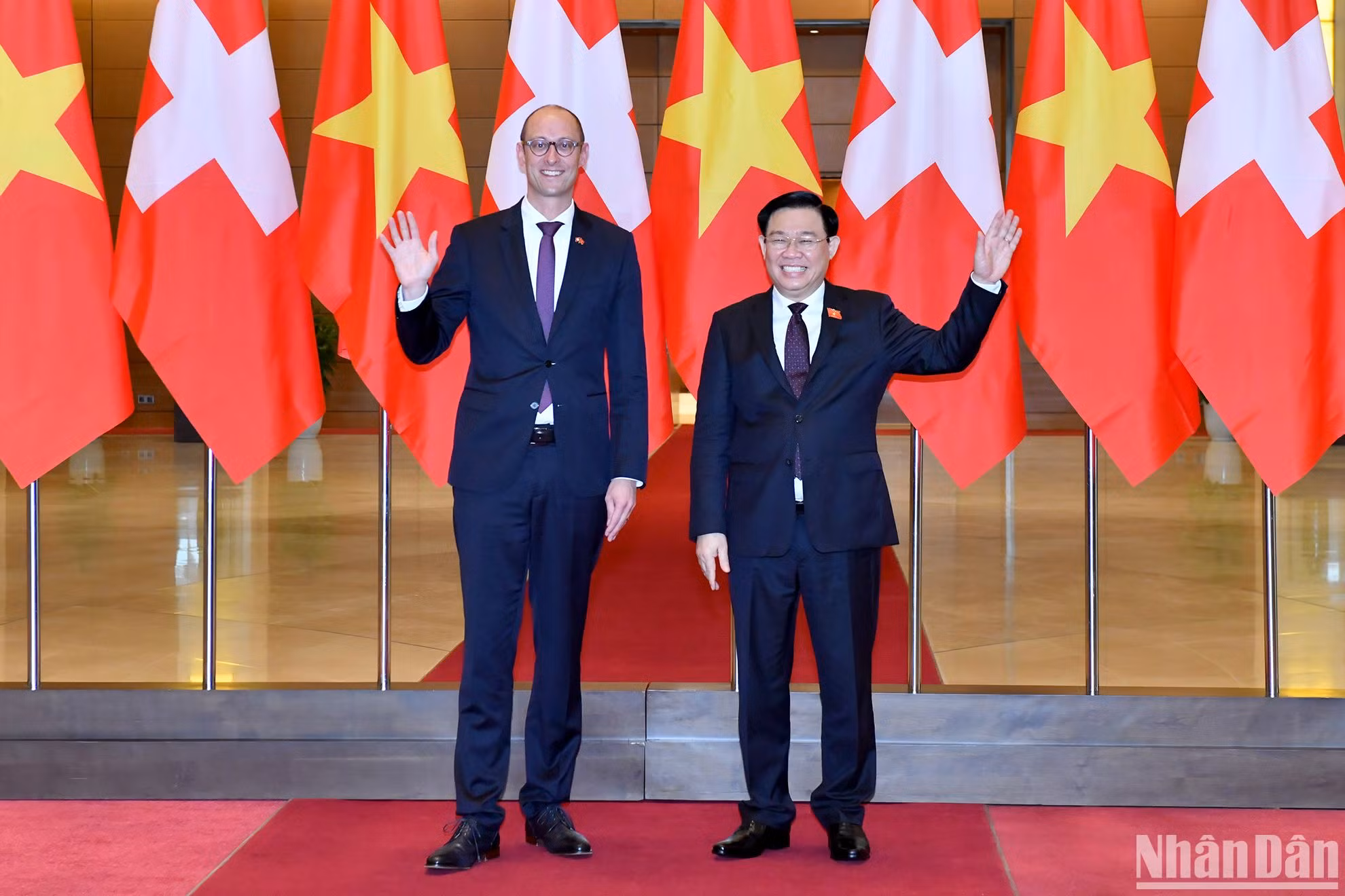 Chủ tịch Quốc hội Vương Đình Huệ và Chủ tịch Hội đồng Quốc gia Thụy Sĩ Martin Candinas chụp ảnh chung tại lễ đón.