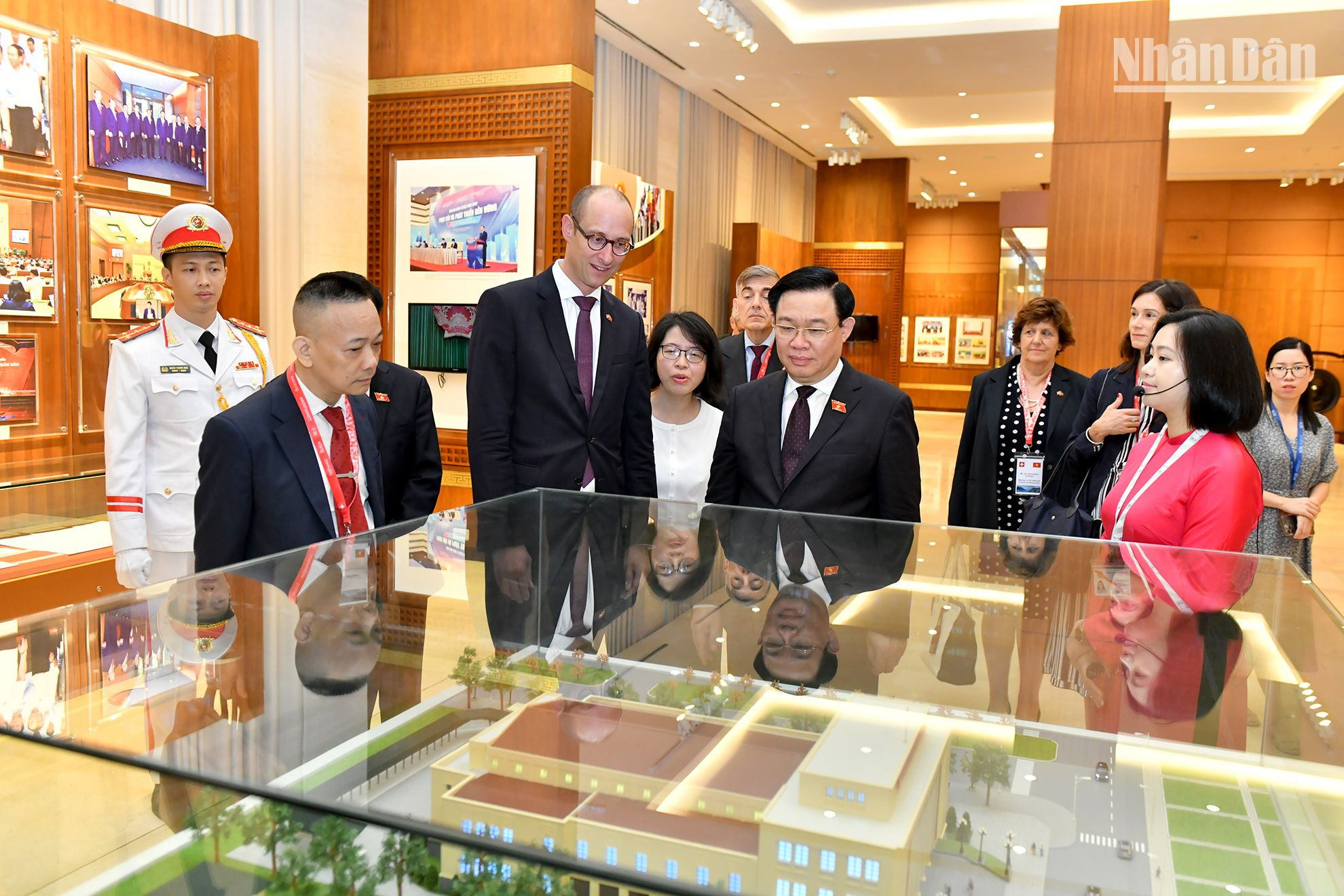 Chủ tịch Quốc hội Vương Đình Huệ và Chủ tịch Hội đồng Quốc gia Thụy Sĩ Martin Candinas cùng các đại biểu thăm Phòng truyền thống Quốc hội Việt Nam.