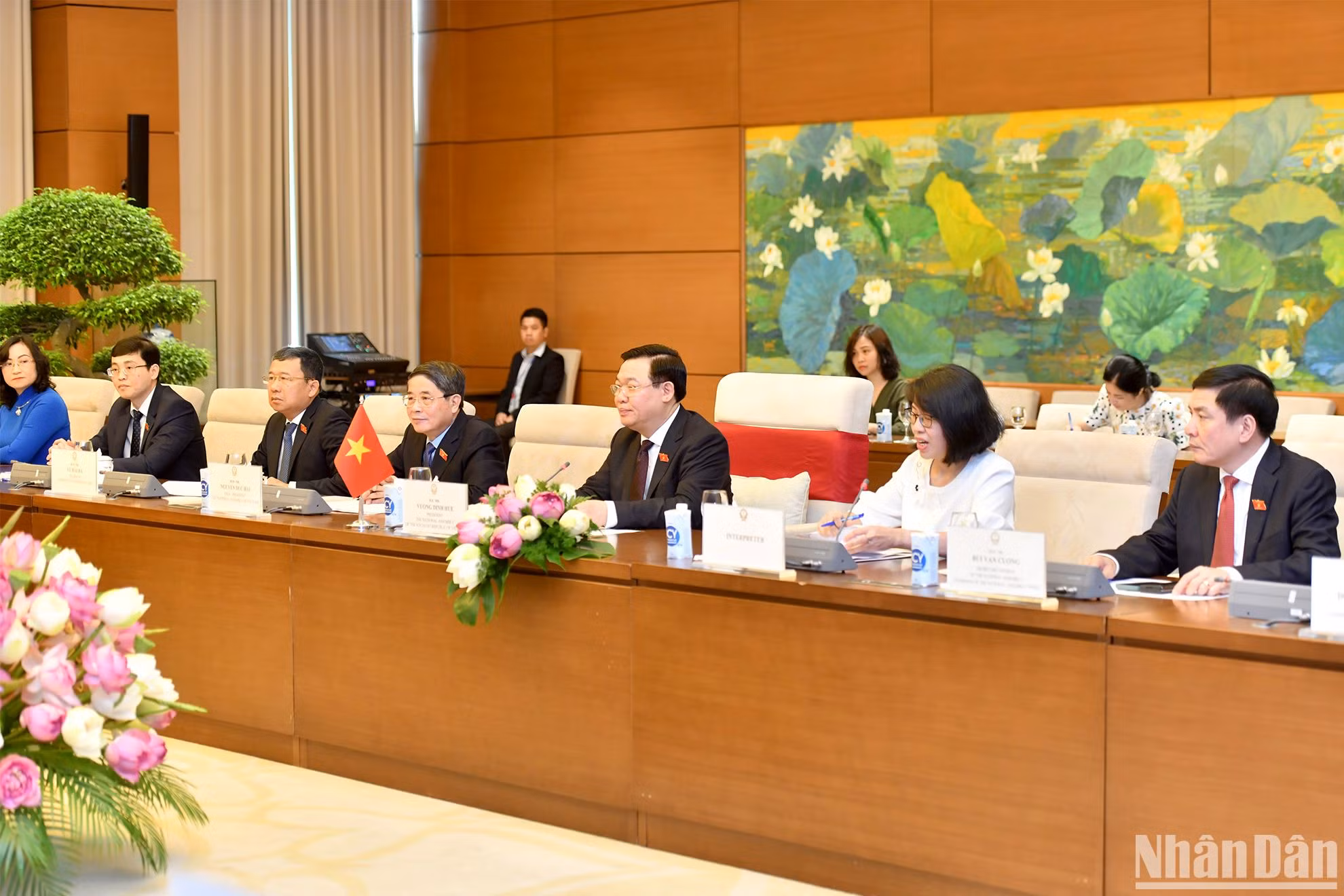 Chủ tịch Quốc hội Vương Đình Huệ, Phó Chủ tịch Quốc hội Nguyễn Đức Hải và các thành viên đoàn Việt Nam dự buổi hội đàm.