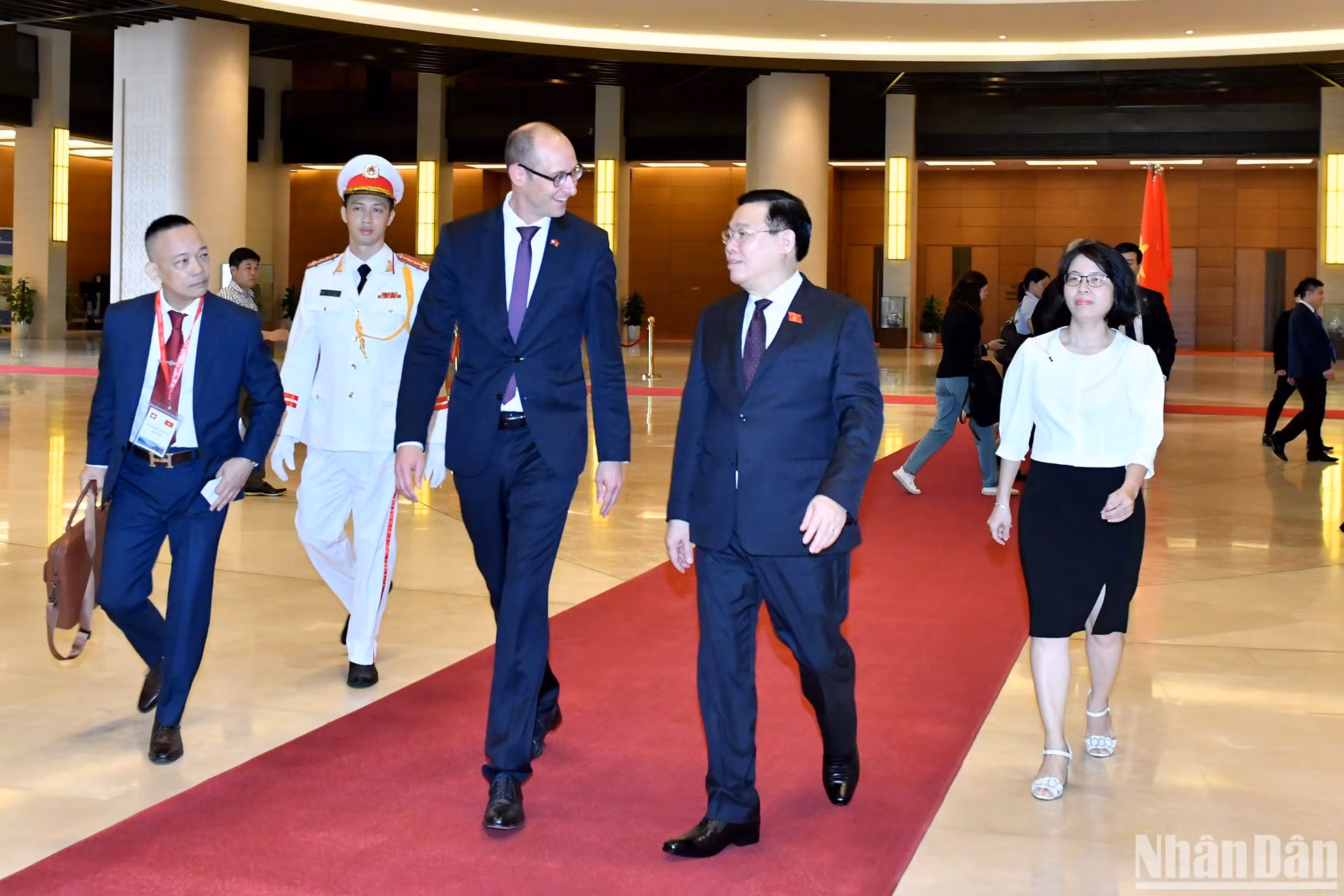 Chủ tịch Quốc hội Vương Đình Huệ và Chủ tịch Hội đồng Quốc gia Thụy Sĩ Martin Candinas tại Nhà Quốc hội.