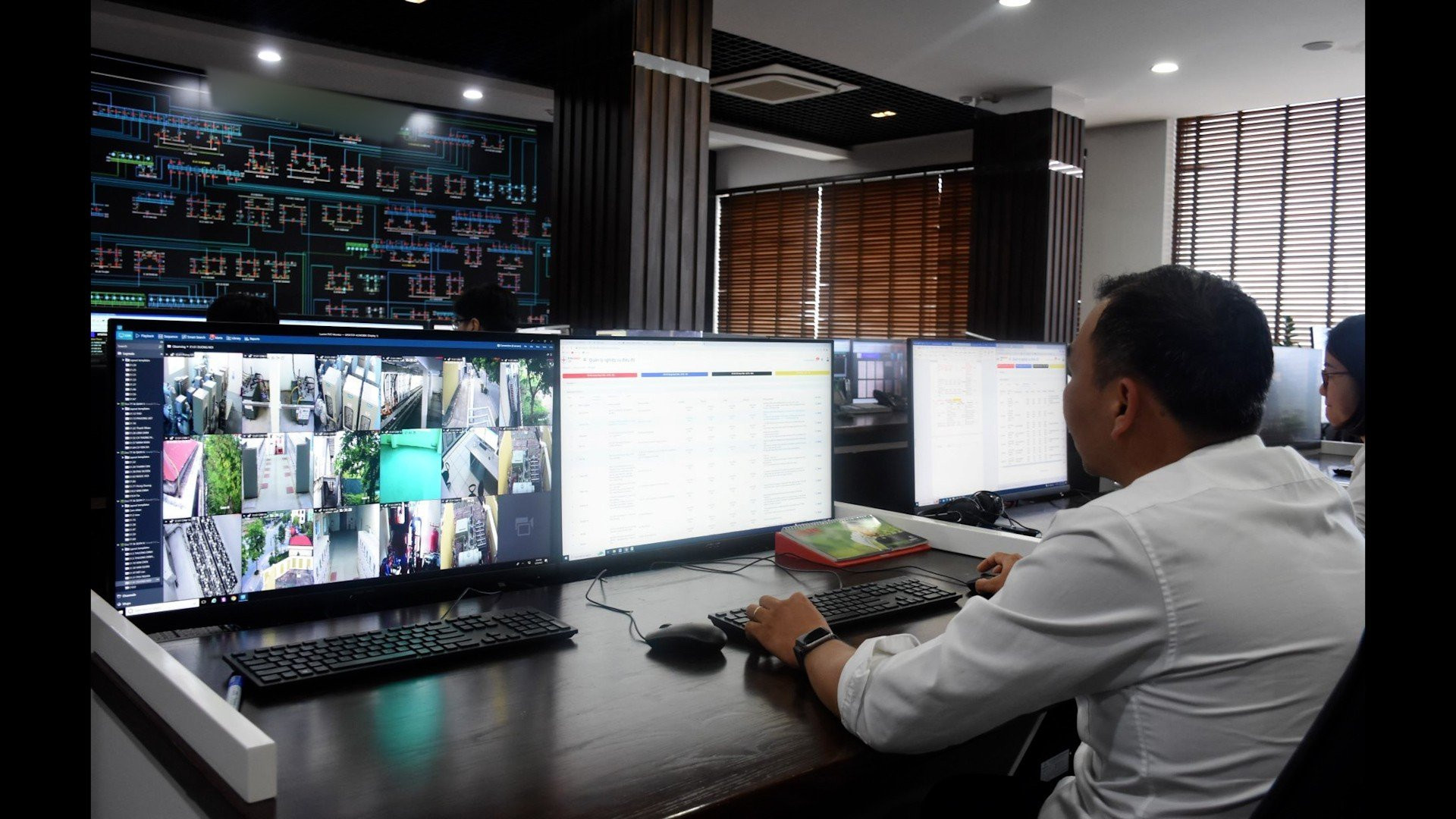 Các điều độ viên trực vận hành hệ thống phân phối và điều chỉnh, phân bổ công suất phù hợp với tình hình thực tế từng khu vực.