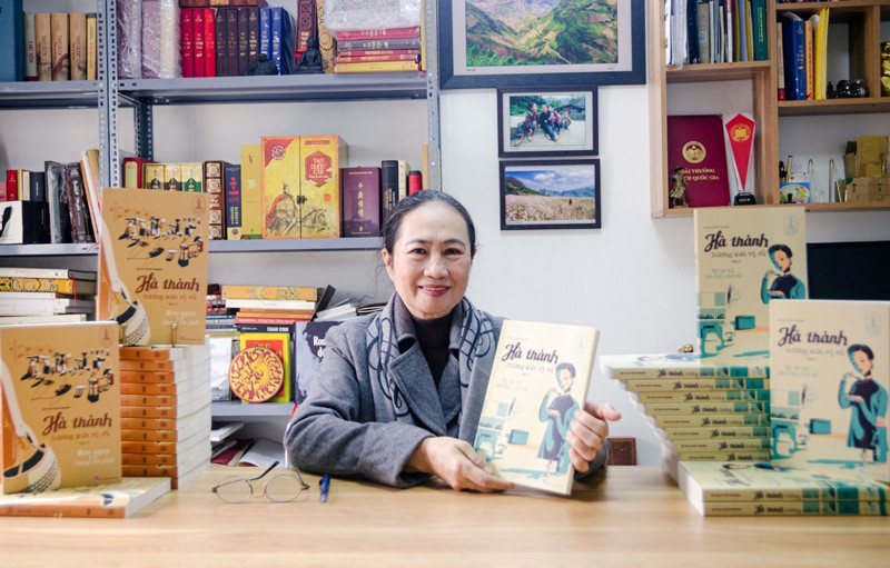 Tác giả Vũ Thị Tuyết Nhung và bộ sách “Hà thành hương xưa vị cũ”. (Ảnh: Báo Hà Nội mới)