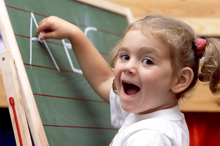 Học sinh cần cảm thấy thoải mái không chỉ trong mối quan hệ với giáo viên, bạn bè mà cả ở trong không gian trường lớp. Ảnh minh họa: tass.ru