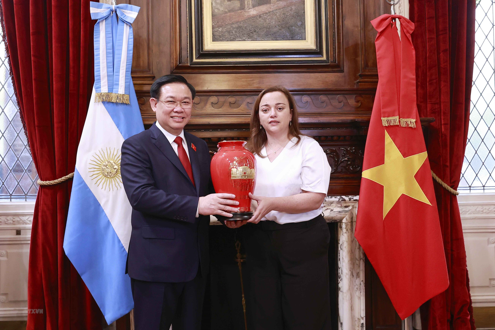 Chủ tịch Quốc hội Vương Đình Huệ và Chủ tịch Hạ viện Cộng hòa Argentina Cecilia Moreau trao đổi tặng phẩm.