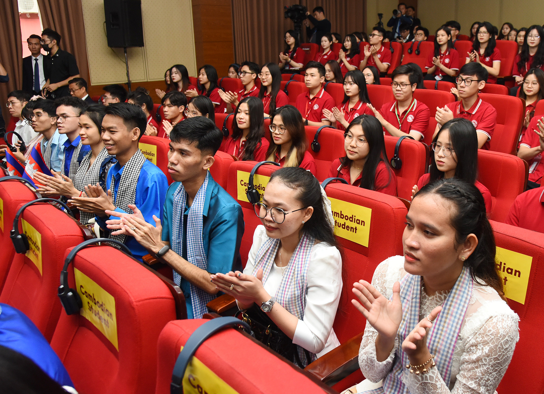 Sinh viên Việt Nam và Campuchia tại buổi giao lưu.