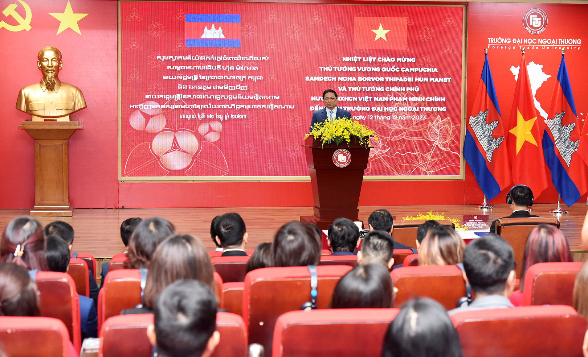 Thủ tướng đề nghị các sinh viên Việt Nam và Campuchia nỗ lực học tập thật tốt, hỗ trợ lẫn nhau trong cuộc sống, cùng nhau vun đắp những tình bạn tốt đẹp.