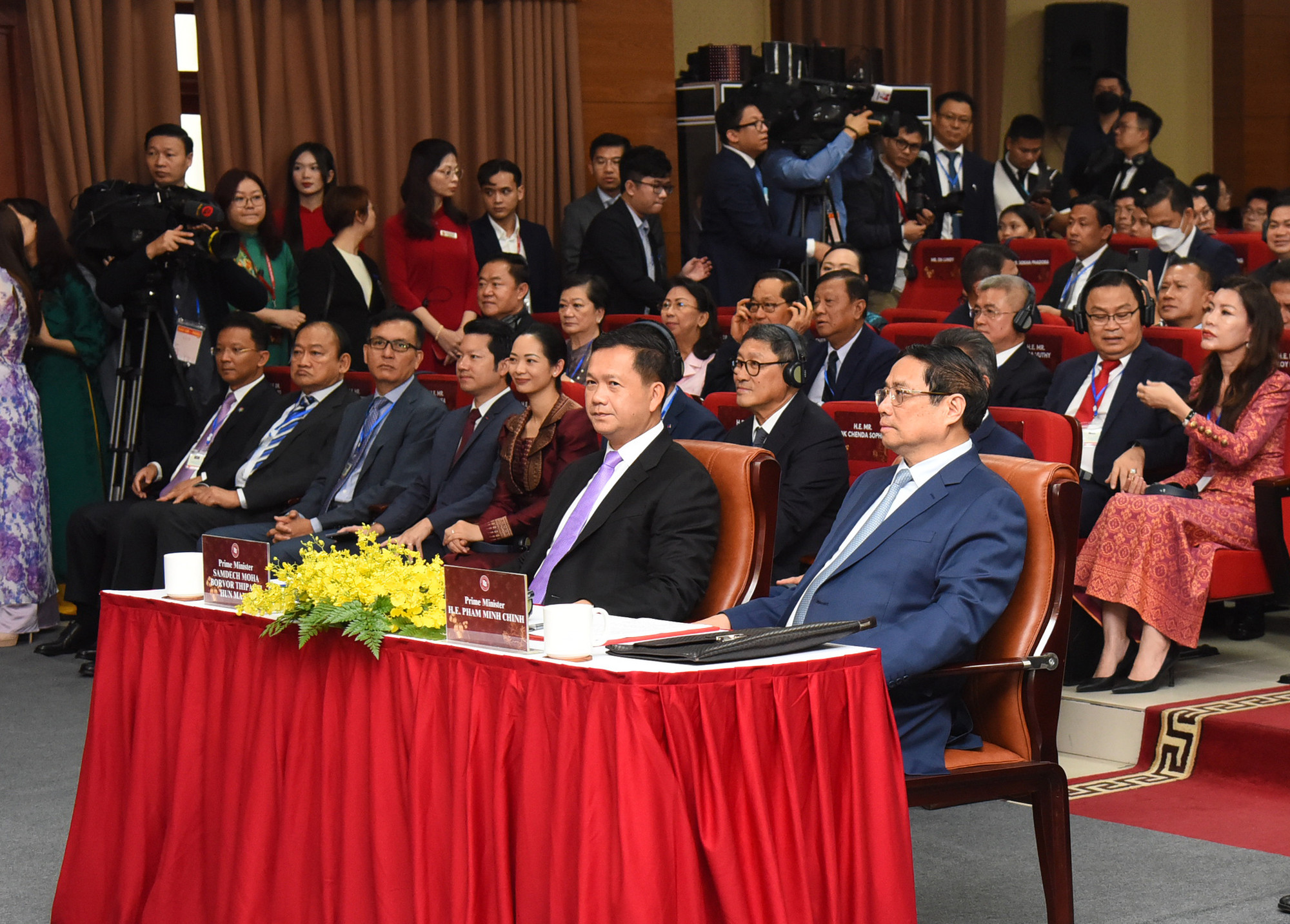 Thủ tướng Chính phủ Phạm Minh Chính và Thủ tướng Campuchia Samdech Hun Manet tại buổi gặp gỡ giảng viên và sinh viên Trường Đại học Ngoại thương.