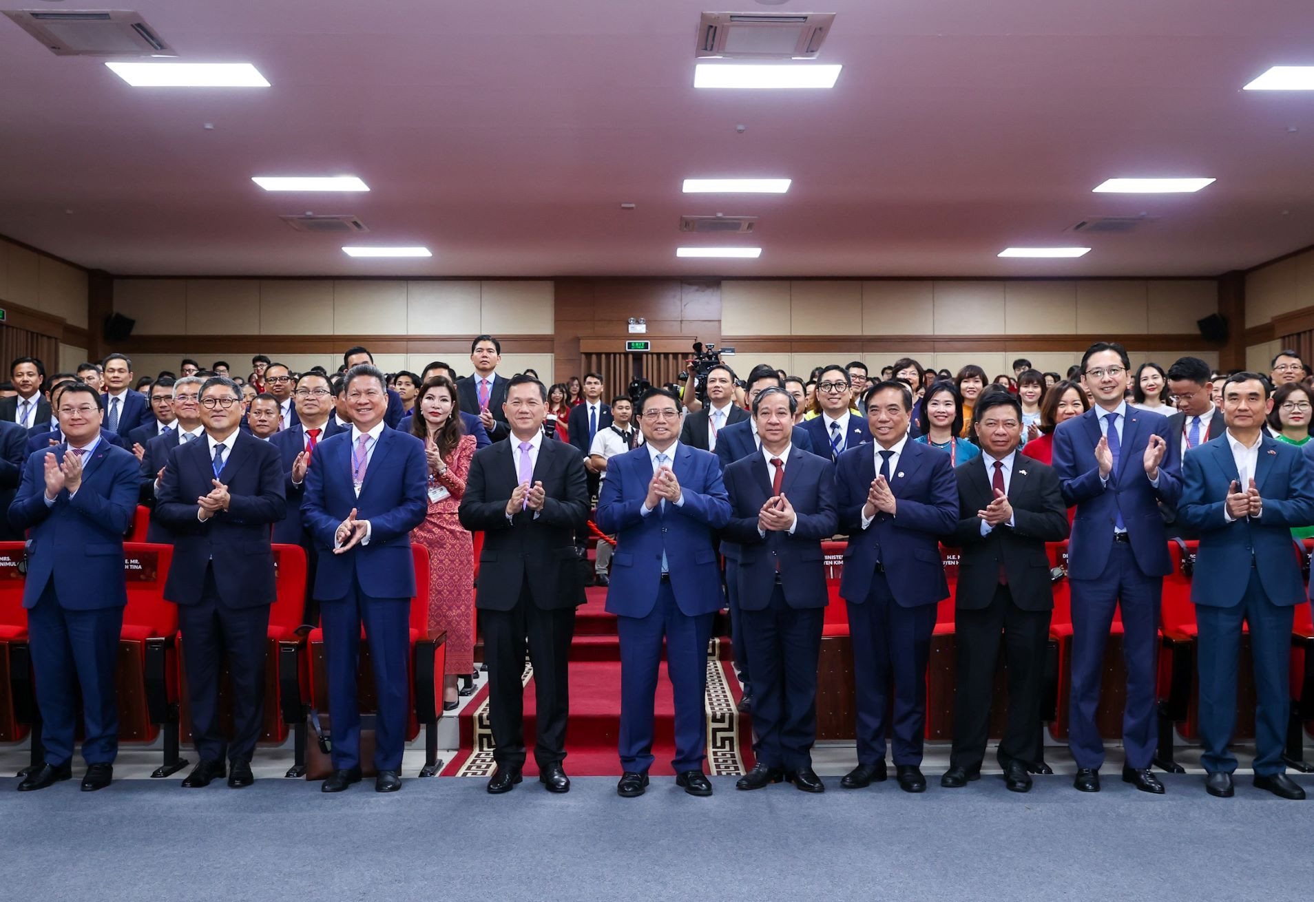Thủ tướng Chính phủ Phạm Minh Chính và Thủ tướng Campuchia Hun Manet với cán bộ, giảng viên, sinh viên Trường Đại học Ngoại thương.
