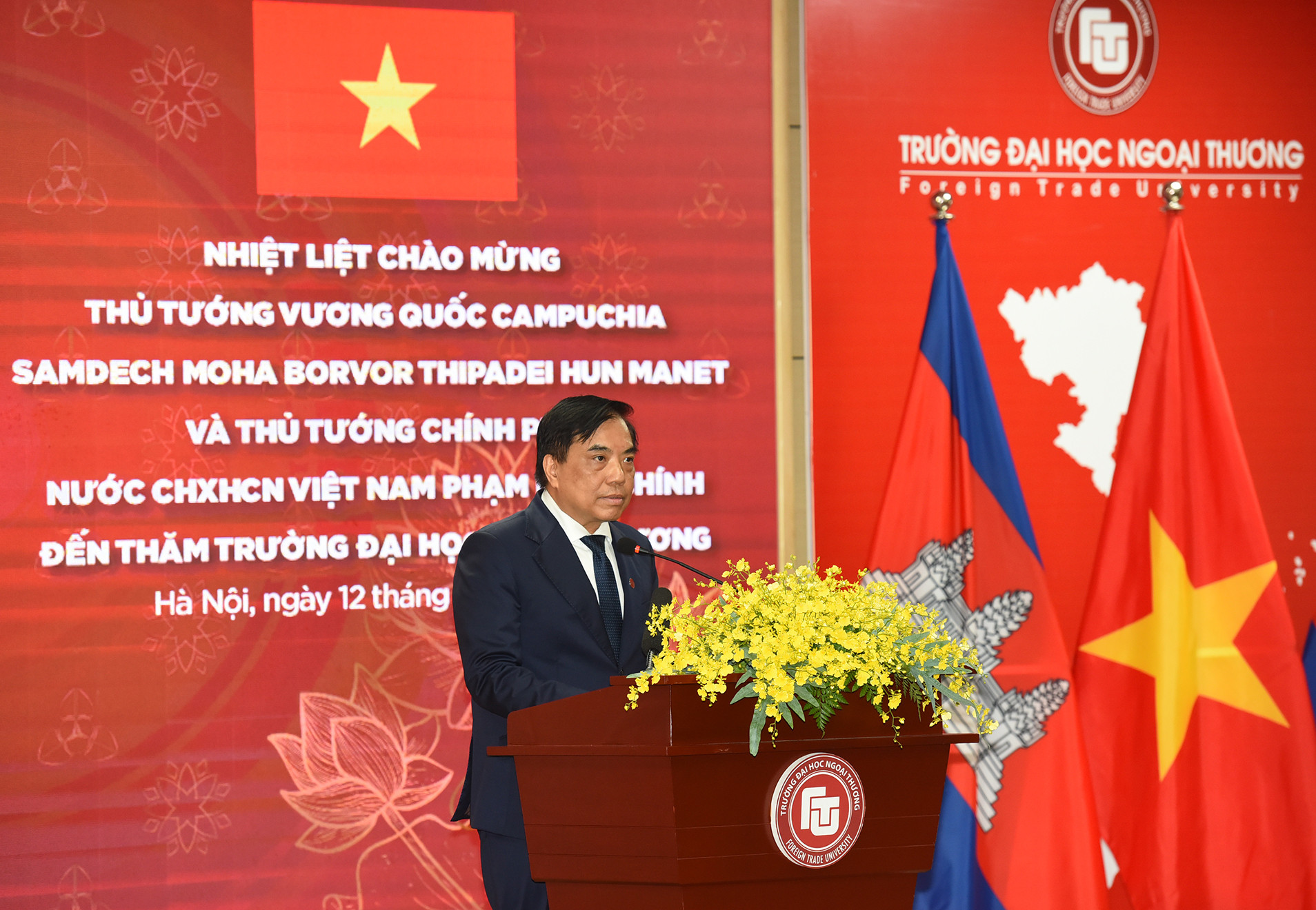 Phó Giáo sư, Tiến sĩ Bùi Anh Tuấn Hiệu trưởng Trường Đại học Ngoại thương báo cáo với hai Thủ tướng về công tác giáo dục, đào tạo của nhà trường.