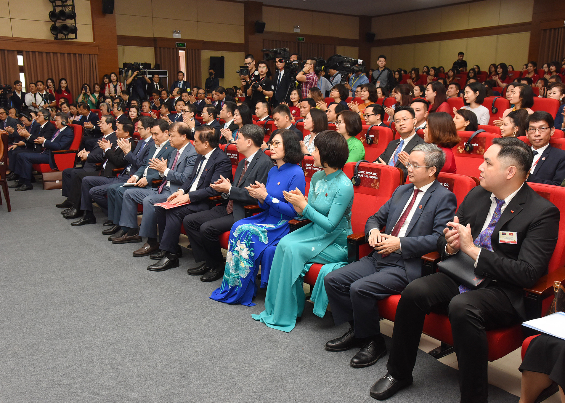 Cán bộ, giảng viên, sinh viên Trường Đại học Ngoại thương tại buổi giao lưu.