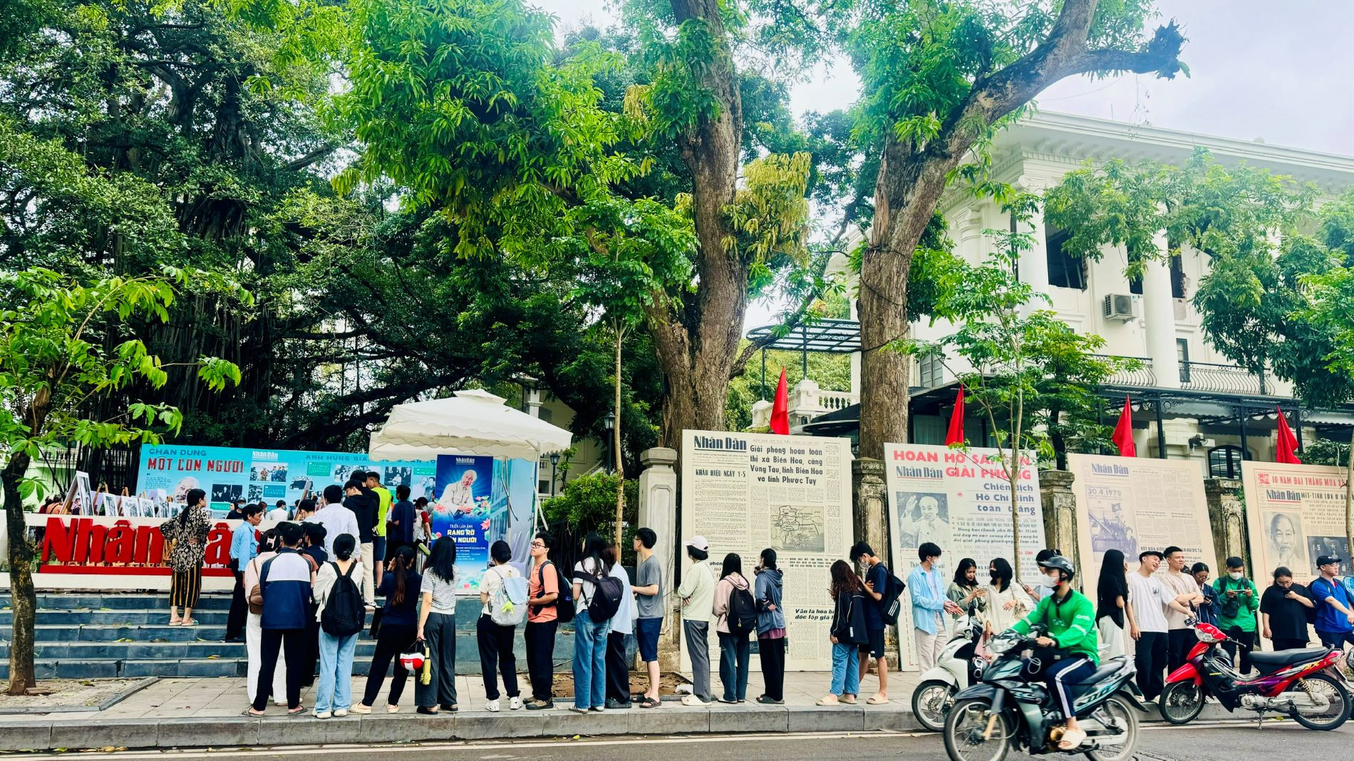 Sự quan tâm của nhân dân với các hoạt động tri ân, kỷ niệm lịch sử thể hiện qua những hình ảnh này. (Ảnh: HNV)