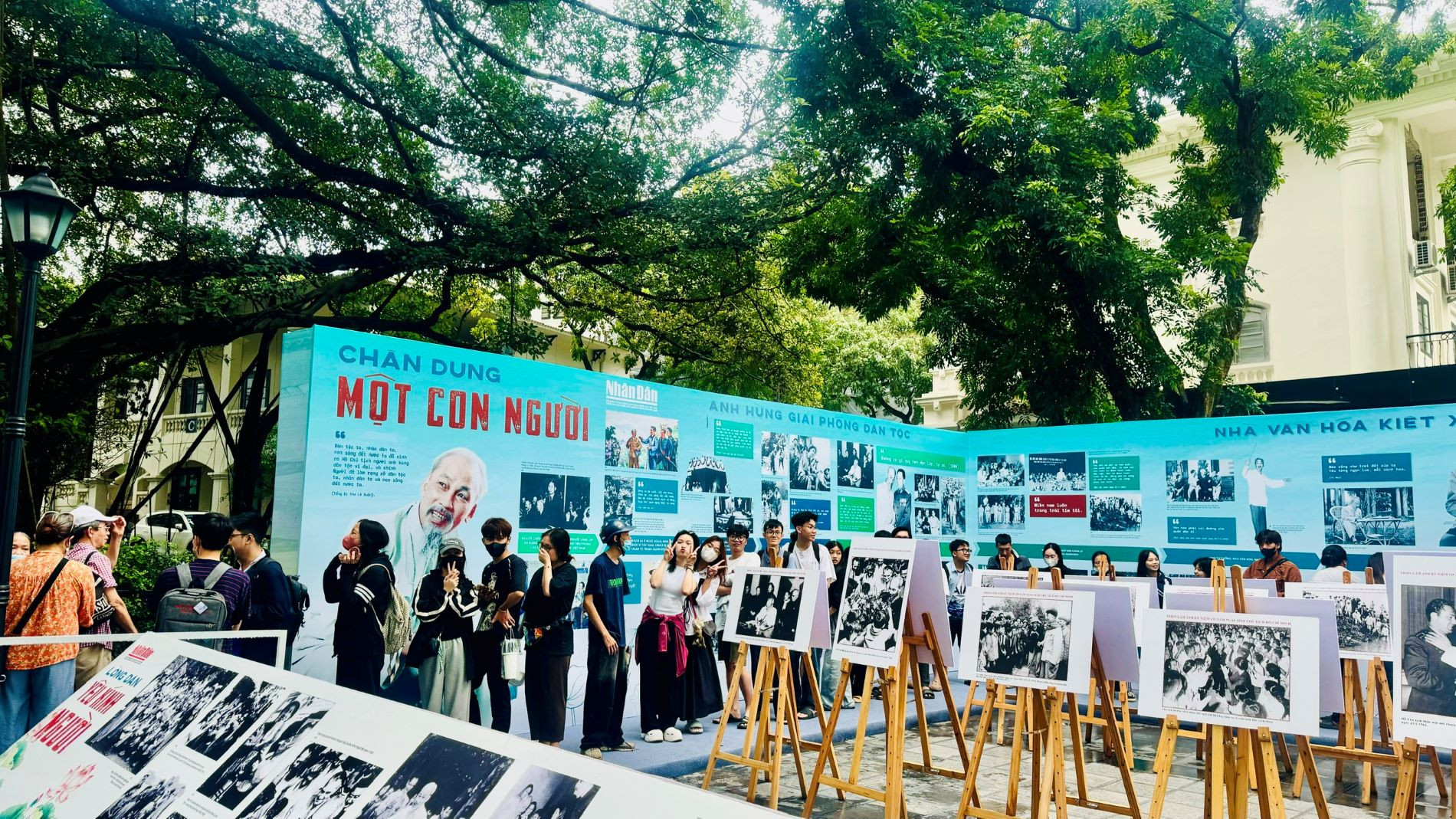 Nhiều người kiên nhẫn xếp hàng để nhận tờ báo đặc biệt. (Ảnh: HNV)