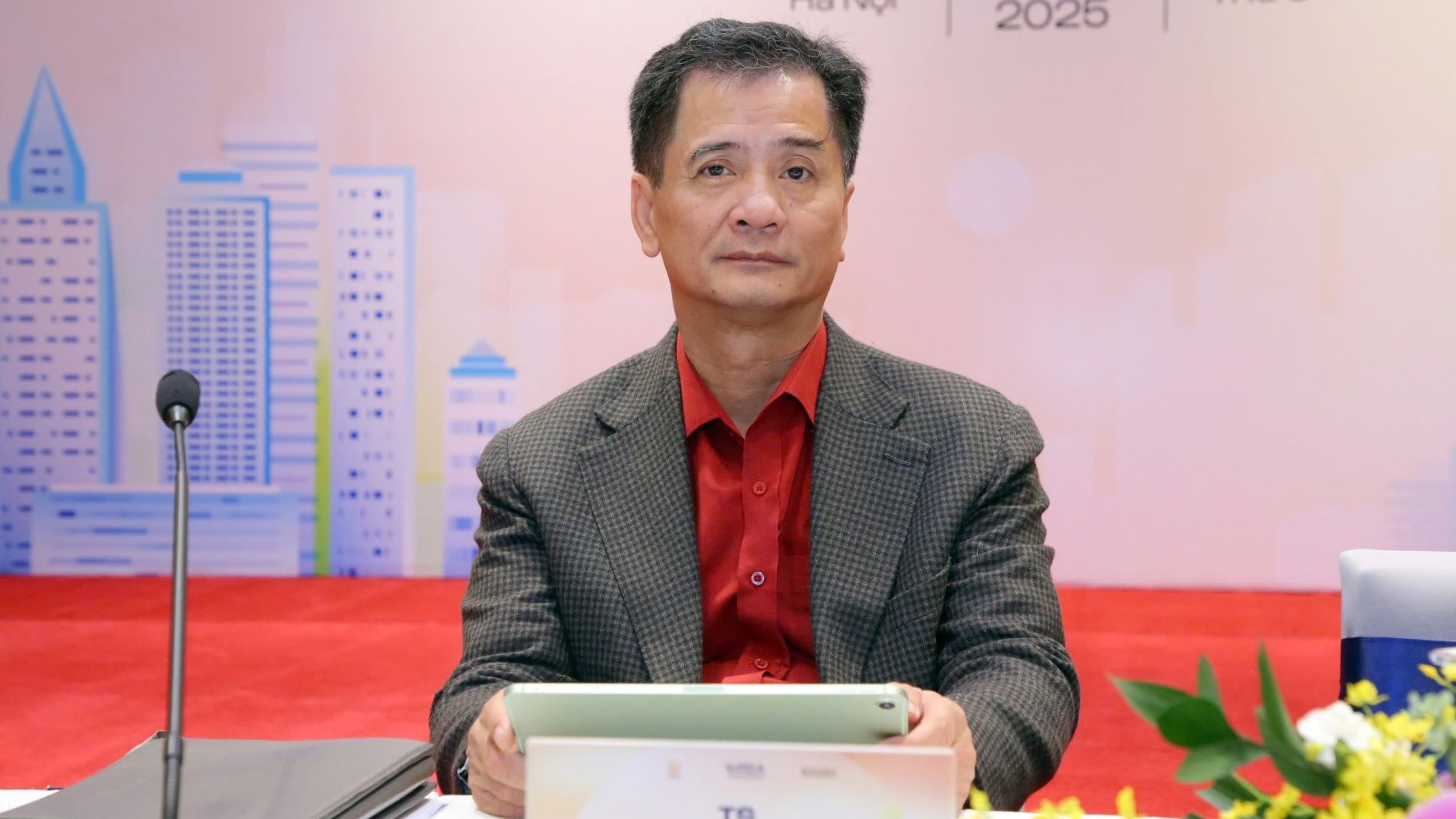 Tiến sĩ Nguyễn Văn Đính, Phó Chủ tịch Hiệp hội bất động sản Việt Nam, Chủ tịch Hội môi giới bất động sản Việt Nam. (Ảnh: TÙNG DƯƠNG)