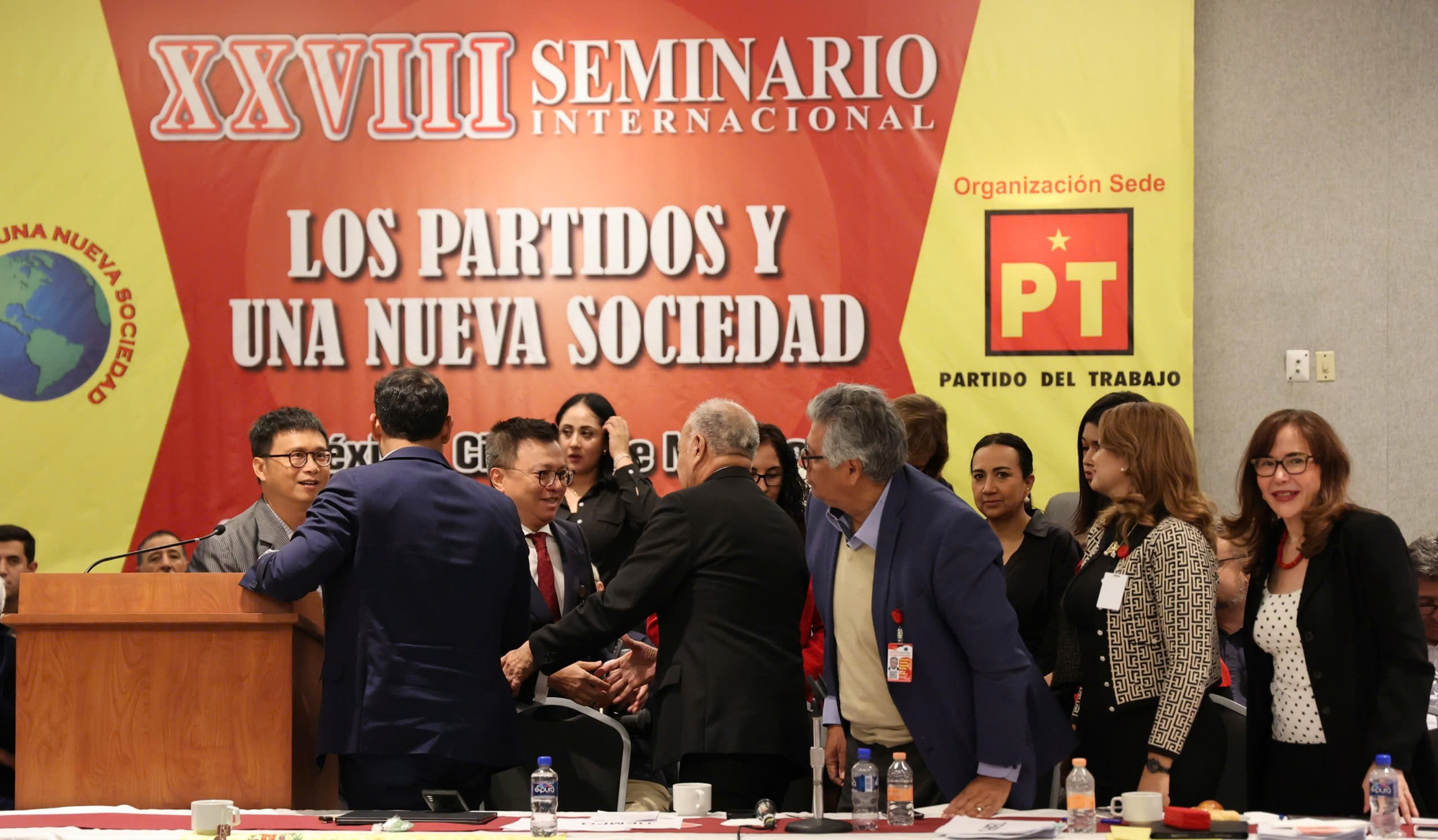 Các đoàn đại biểu quốc tế chúc mừng bài phát biểu của Đoàn Đảng Cộng sản Việt Nam. (Ảnh: Phi Hùng/TTXVN) Các đoàn đại biểu quốc tế chúc mừng bài phát biểu của Đoàn Đảng Cộng sản Việt Nam. (Ảnh: Phi Hùng/TTXVN)