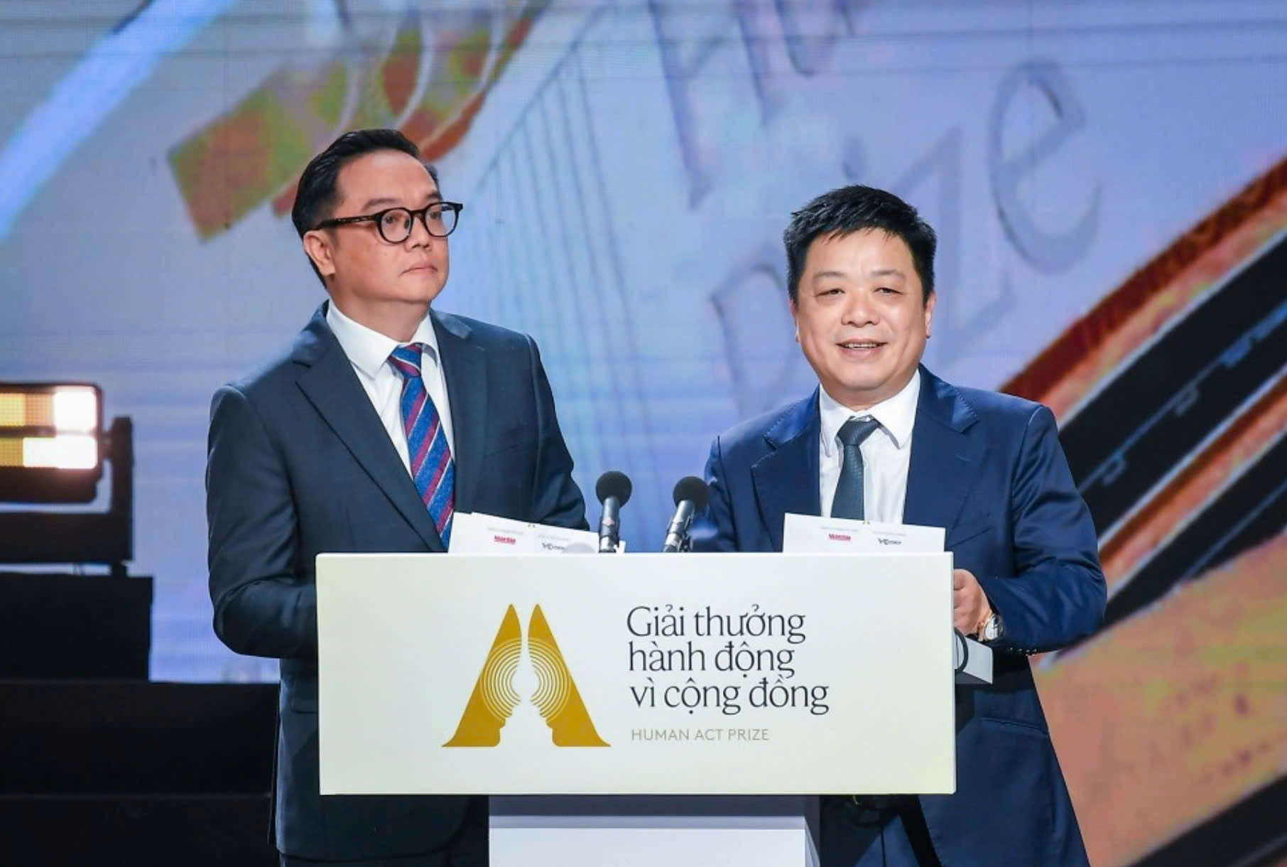 Đồng chí Quế Đình Nguyên, Phó Tổng Biên tập Báo Nhân Dân và ông Phạm Thái Lai, Giám đốc Trung tâm Thông tin kinh tế trực thuộc Liên đoàn Thương mại và Công nghiệp Việt Nam (VCCI). Đồng chí Quế Đình Nguyên, Phó Tổng Biên tập Báo Nhân Dân và ông Phạm Thái Lai, Giám đốc Trung tâm Thông tin kinh tế trực thuộc Liên đoàn Thương mại và Công nghiệp Việt Nam (VCCI).