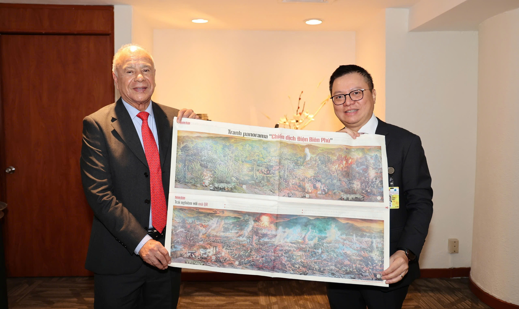 Đồng chí Lê Quốc Minh giới thiệu với Tổng Bí thư Alberto Anaya Gutiérrez ấn phẩm Nhân Dân số đặc biệt in tranh panorama Chiến thắng Điện Biên Phủ. Đồng chí Lê Quốc Minh giới thiệu với Tổng Bí thư Alberto Anaya Gutiérrez ấn phẩm Nhân Dân số đặc biệt in tranh panorama Chiến thắng Điện Biên Phủ.