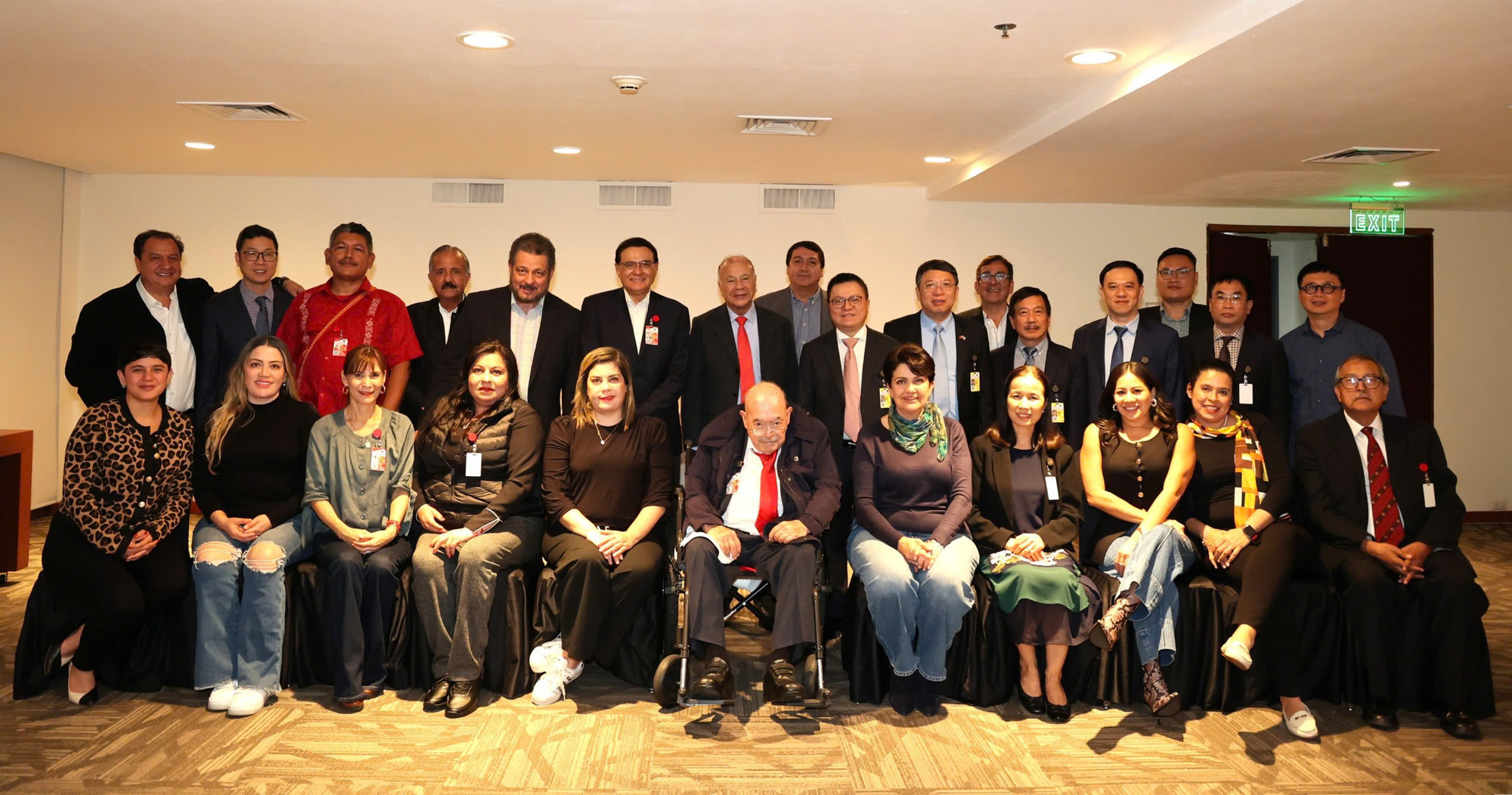 Đoàn đại biểu Đảng Cộng sản Việt Nam dự Hội thảo “Các chính đảng và một xã hội mới” và lãnh đạo Đảng Lao động Mexico. Đoàn đại biểu Đảng Cộng sản Việt Nam dự Hội thảo “Các chính đảng và một xã hội mới” và lãnh đạo Đảng Lao động Mexico.