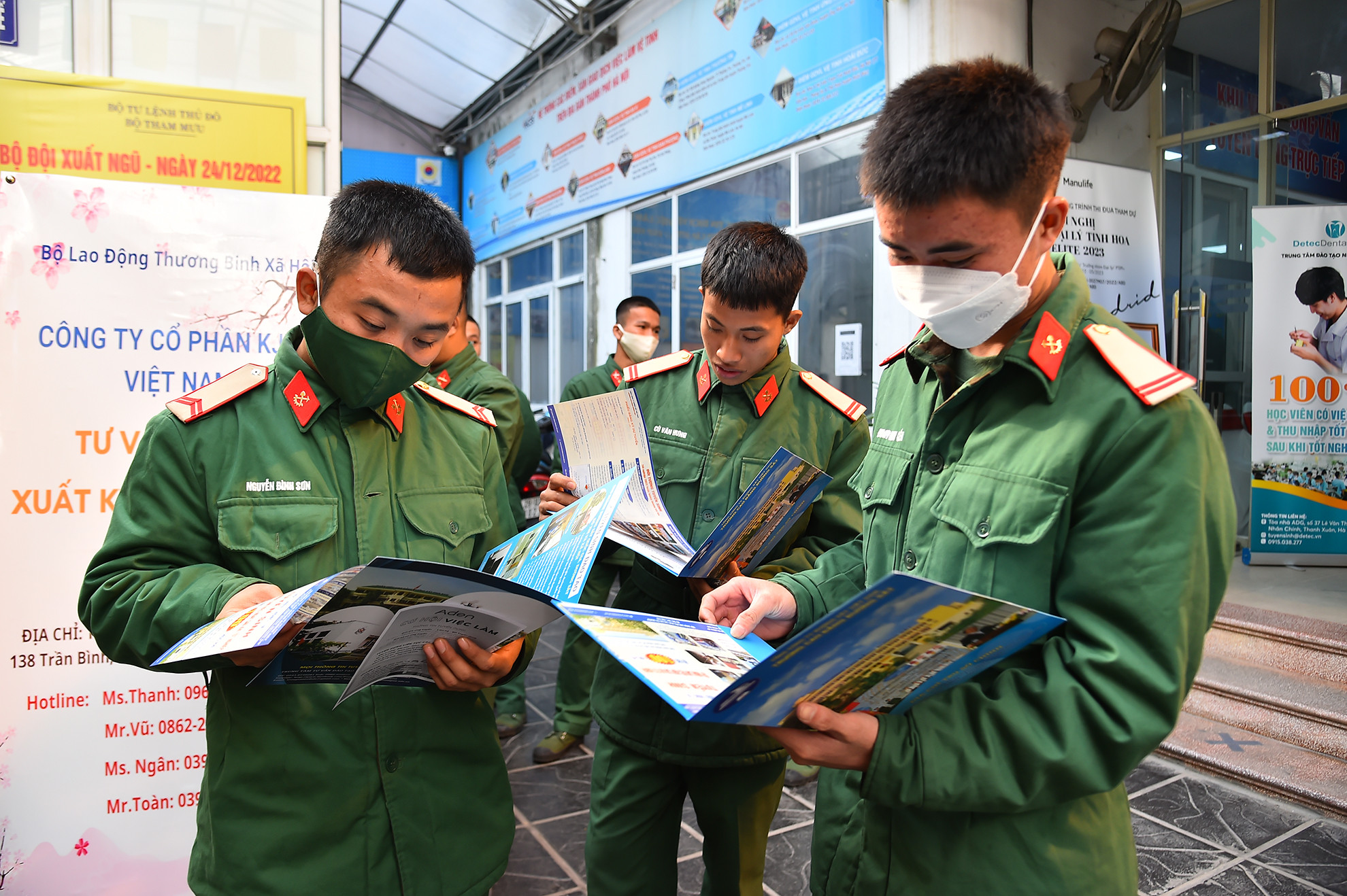 Các chiến sĩ tìm hiểu về cơ hội việc làm tại phiên giao dịch.