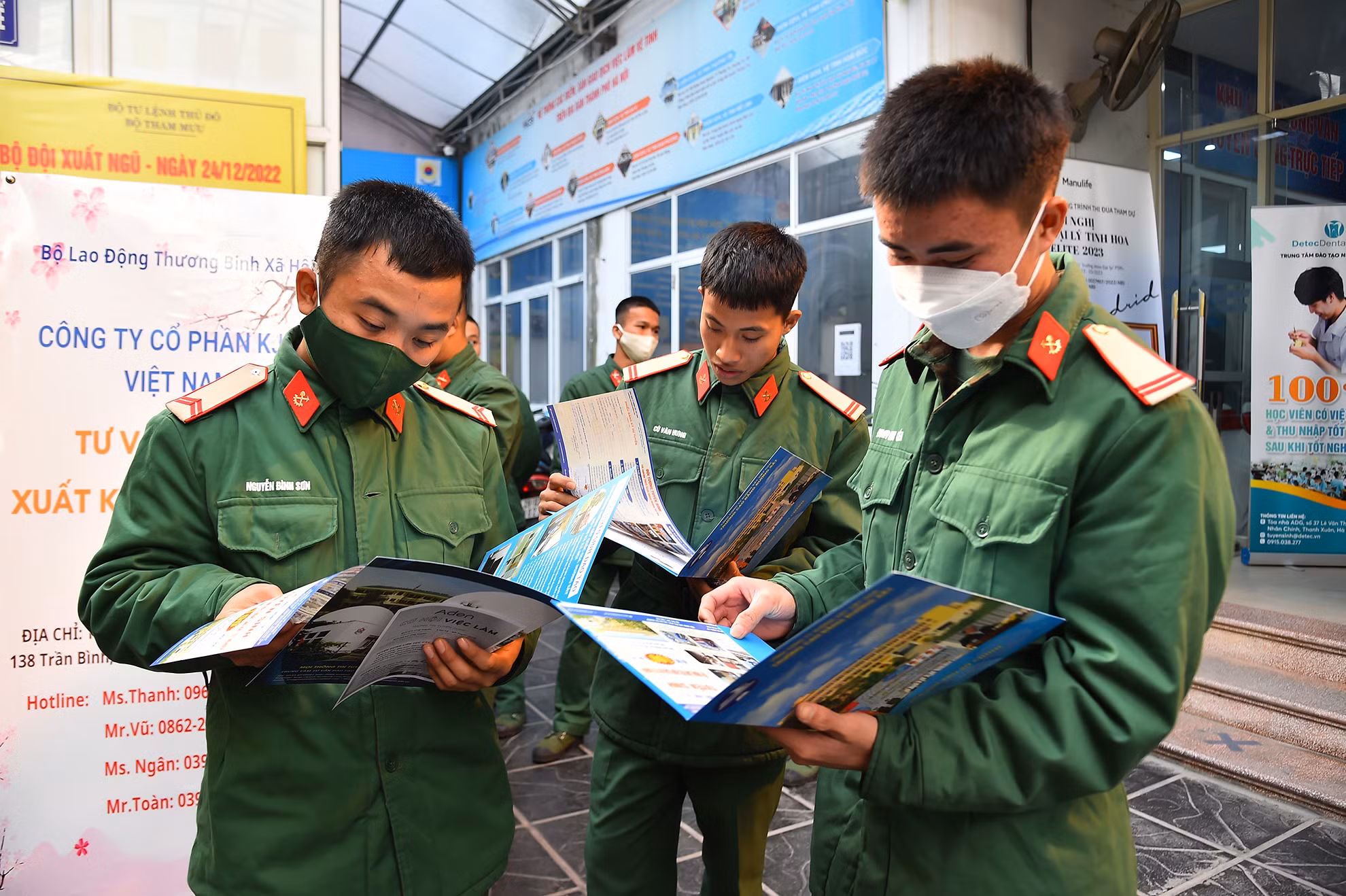 Các chiến sĩ tìm hiểu về cơ hội việc làm tại phiên giao dịch.