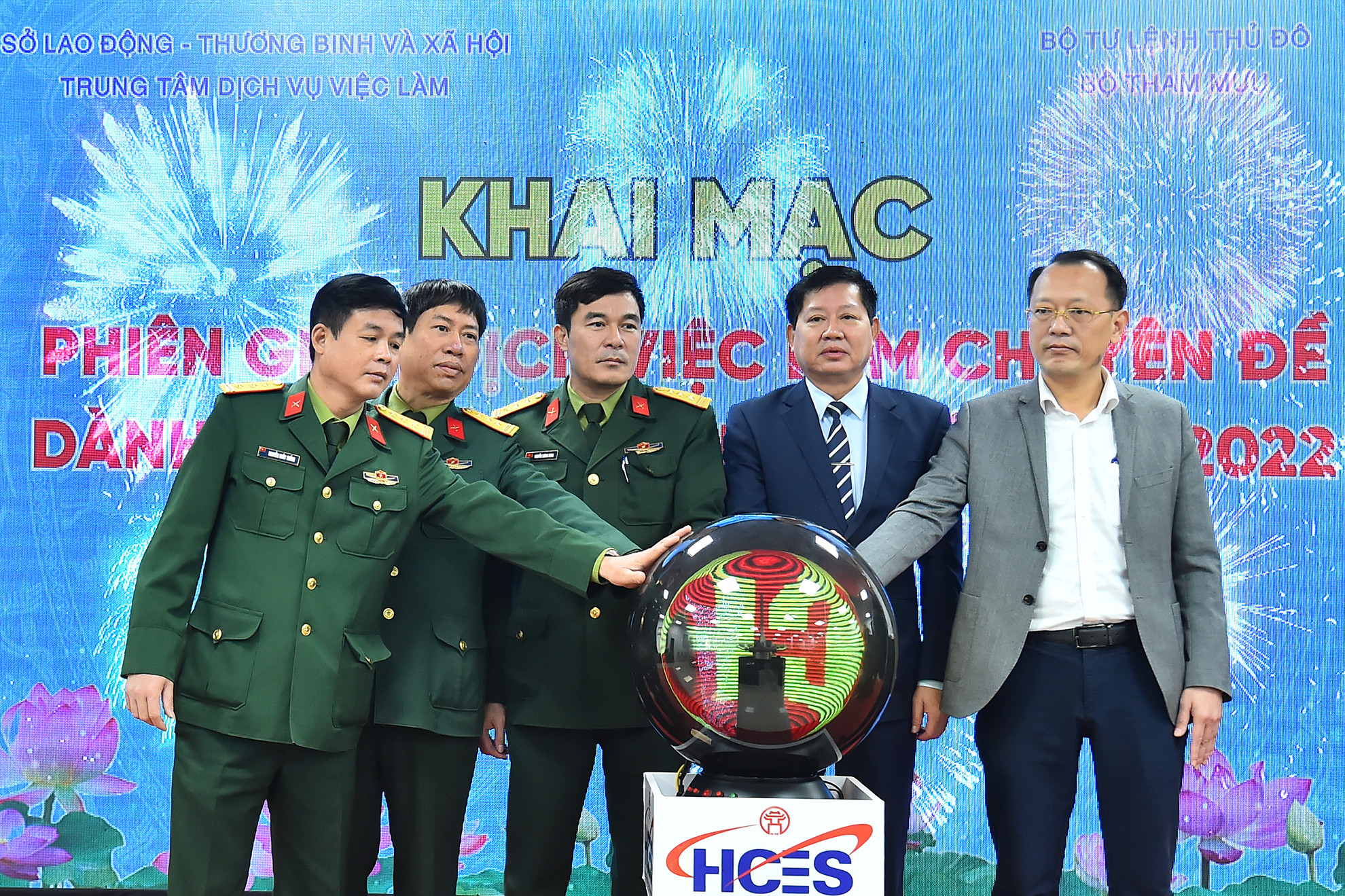 Các đại biểu thực hiện nghi thức khai mạc phiên giao dịch việc làm dành cho bộ đội xuất ngũ năm 2022.