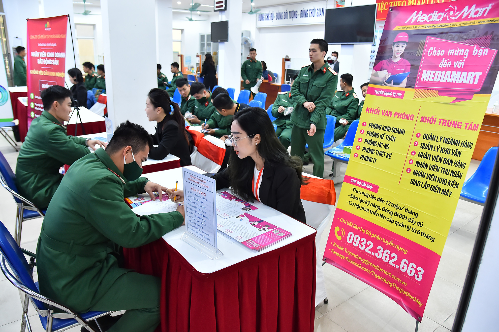 Phiên giao dịch chuyên đề lần này có sự tham gia của hơn 30 doanh nghiệp, đơn vị có nhu cầu tuyển dụng, tuyển sinh trong những ngày cuối năm 2022, đầu năm 2023.