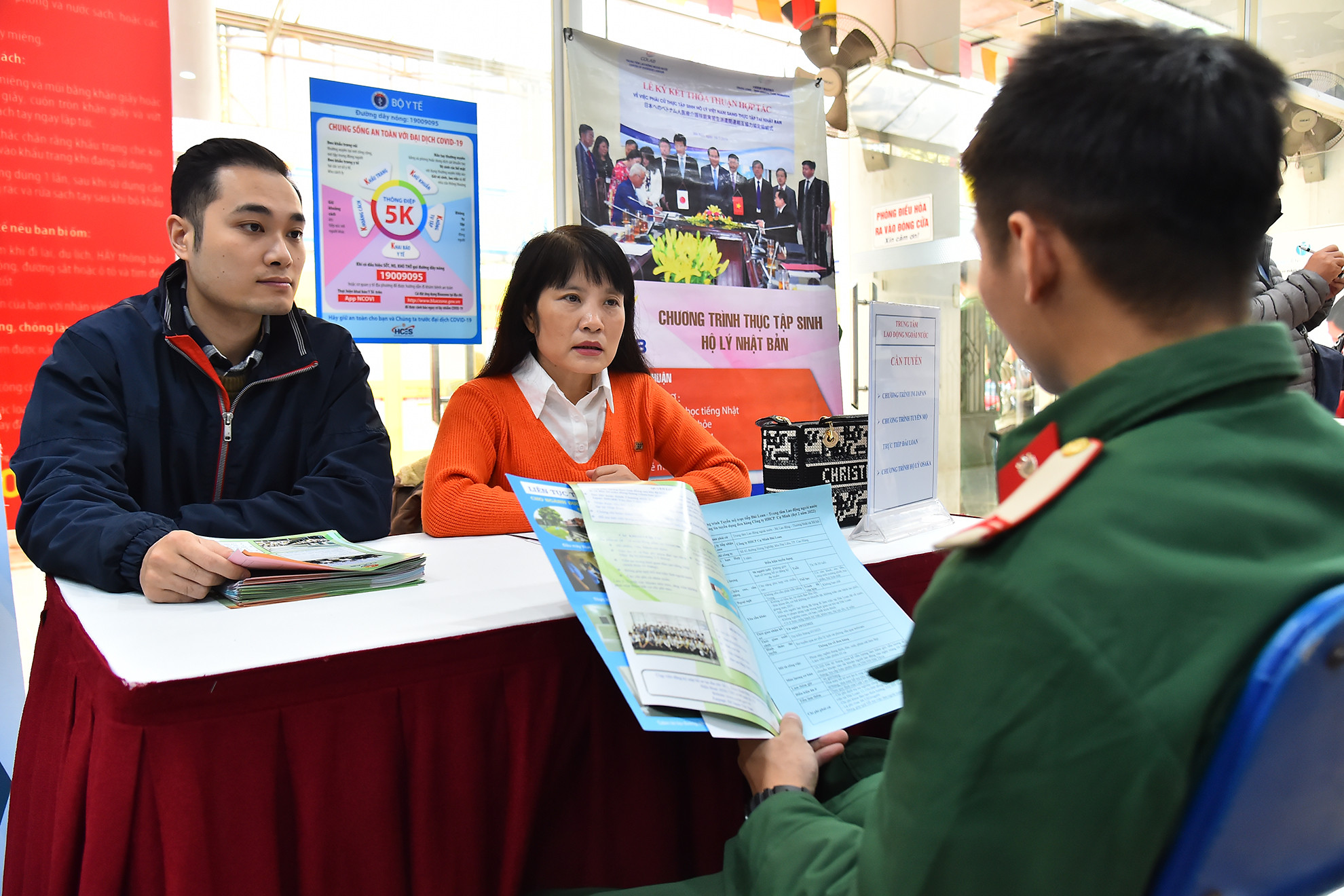 Các vị trí, ngành nghề tuyển dụng đa dạng trên nhiều lĩnh vực như: hàng không, bảo an, thương mại, dịch vụ…