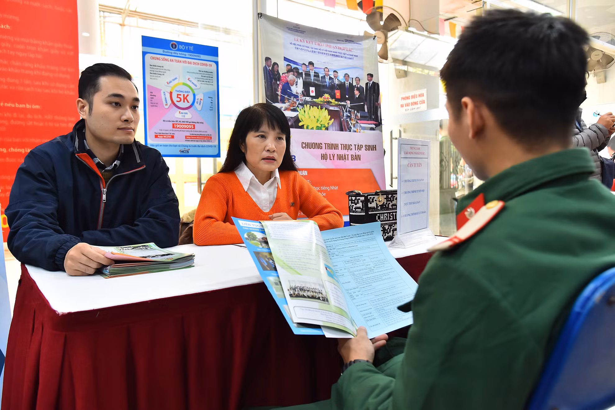 Các vị trí, ngành nghề tuyển dụng đa dạng trên nhiều lĩnh vực như: hàng không, bảo an, thương mại, dịch vụ…