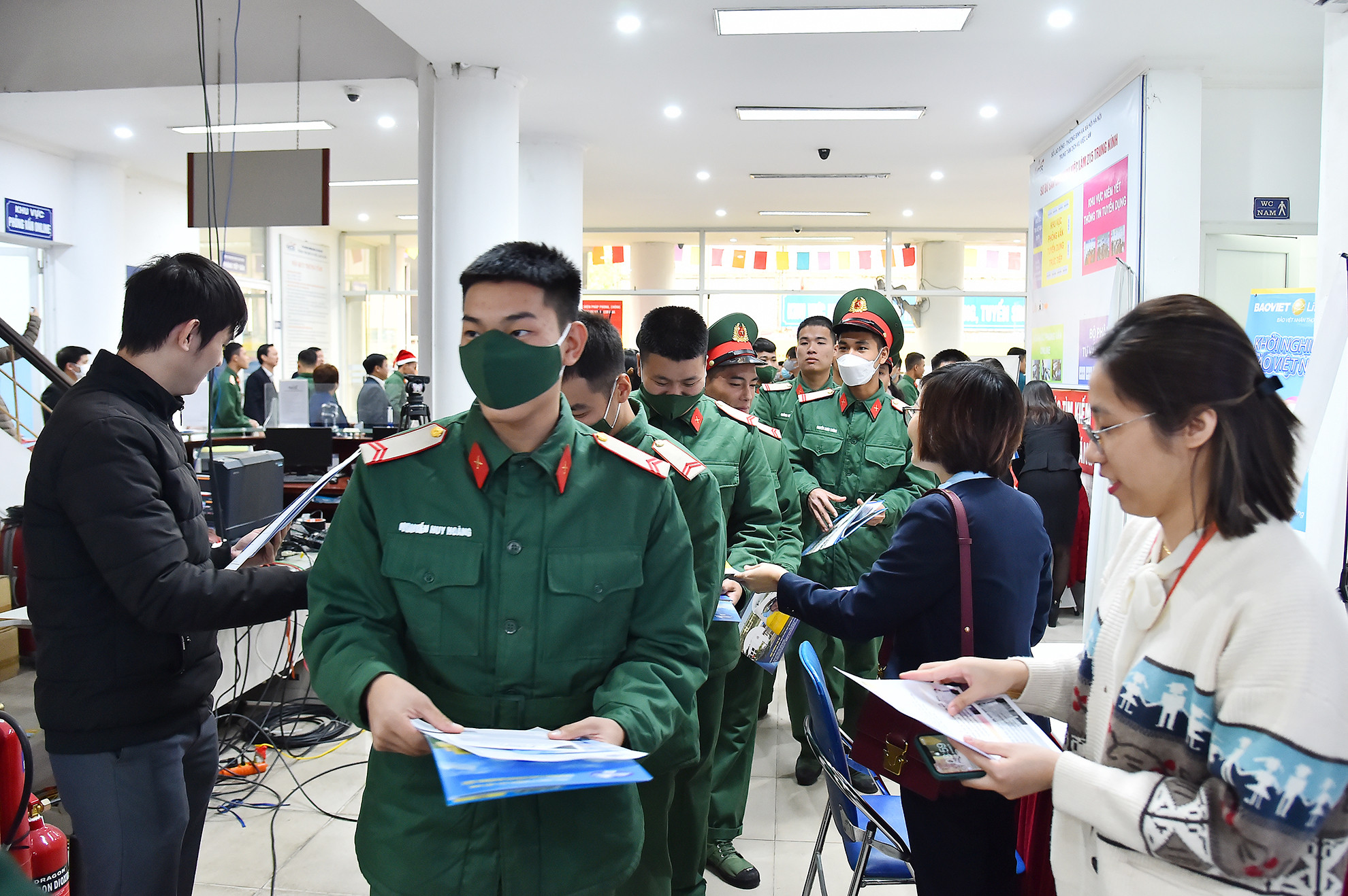 Đại diện các doanh nghiệp, đơn vị giới thiệu về vị trí việc làm cần tuyển dụng đến các chiến sĩ bộ đội.