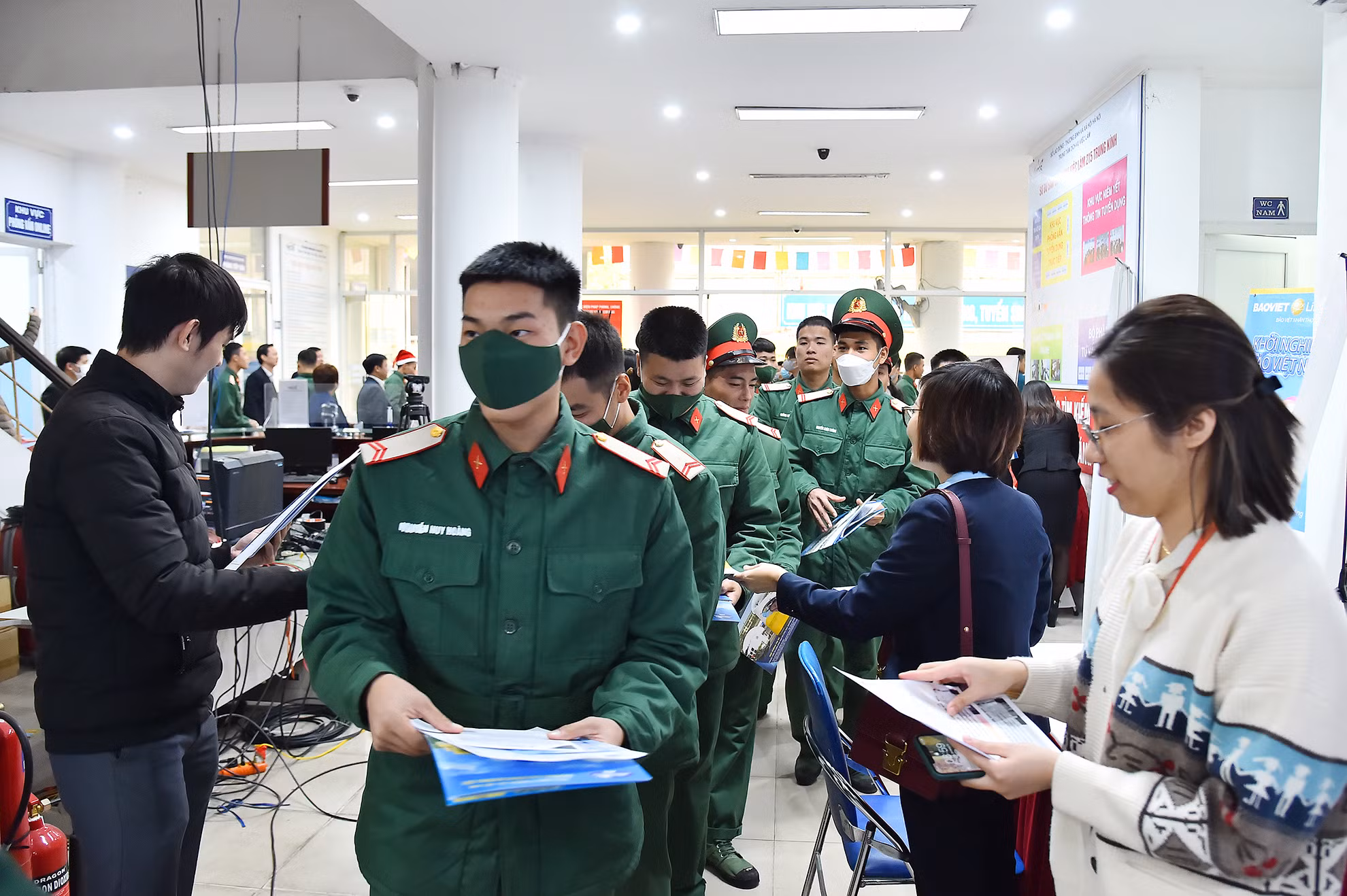 Đại diện các doanh nghiệp, đơn vị giới thiệu về vị trí việc làm cần tuyển dụng đến các chiến sĩ bộ đội.