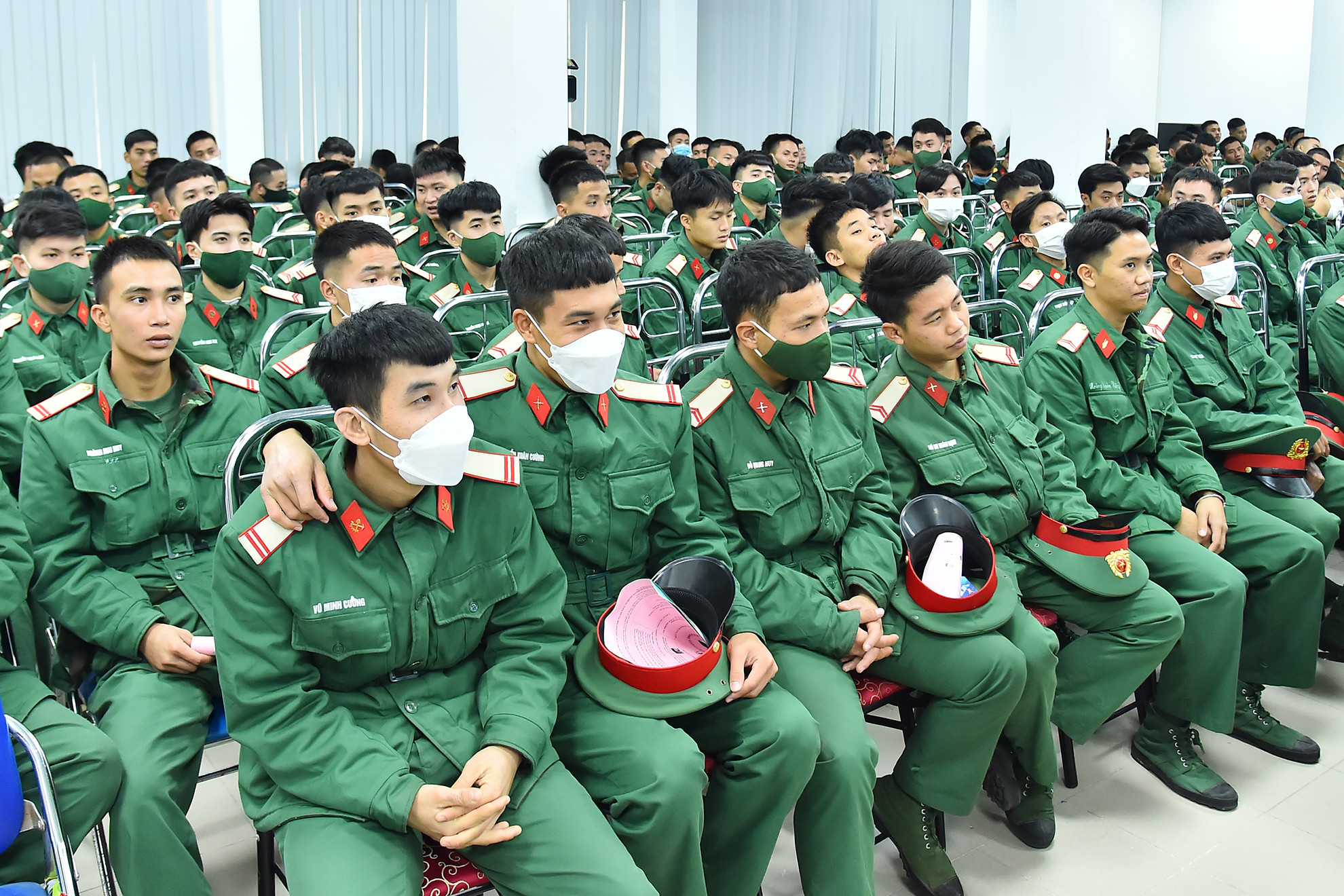 Đông đảo các chiến sĩ trẻ chuẩn bị xuất ngũ có mặt tham gia phiên giao dịch chuyên đề sáng 24/12.