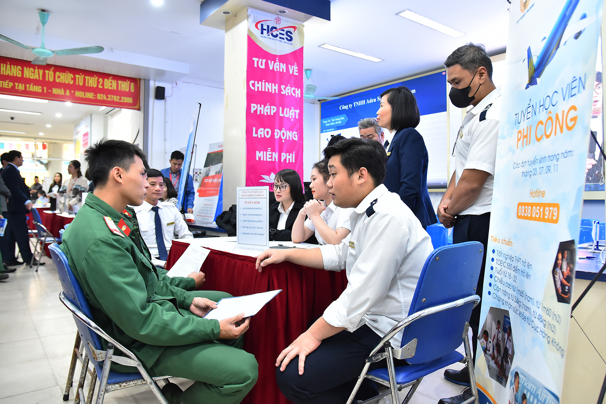 Tại phiên giao dịch, các chiến sĩ sẽ có cơ hội trực tiếp phỏng vấn, tìm hiểu thông tin việc từ chính các doanh nghiệp, đơn vị có nhu cầu tuyển dụng.