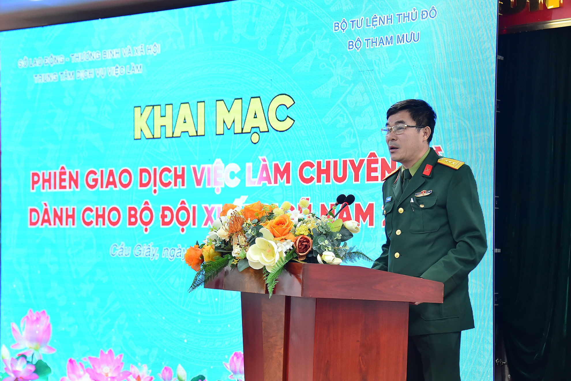 Đại diện Bộ Tham mưu - Bộ Tư lệnh Thủ đô phát biểu ý kiến tại phiên giao dịch.