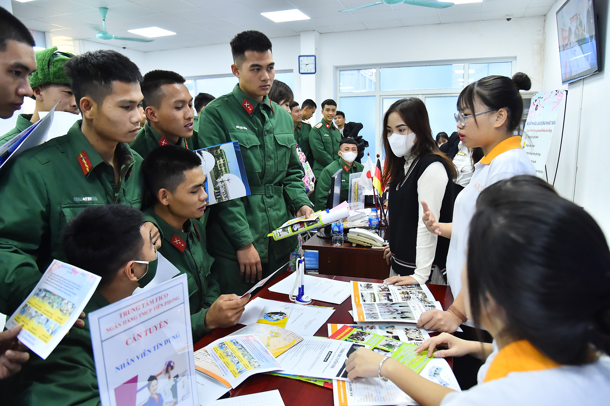 Ngoài ra, các thông tin về tư vấn hướng nghiệp, chính sách lao động, học nghề, xuất khẩu lao động cũng được cung cấp cho các chiến sĩ tại phiên giao dịch lần này.