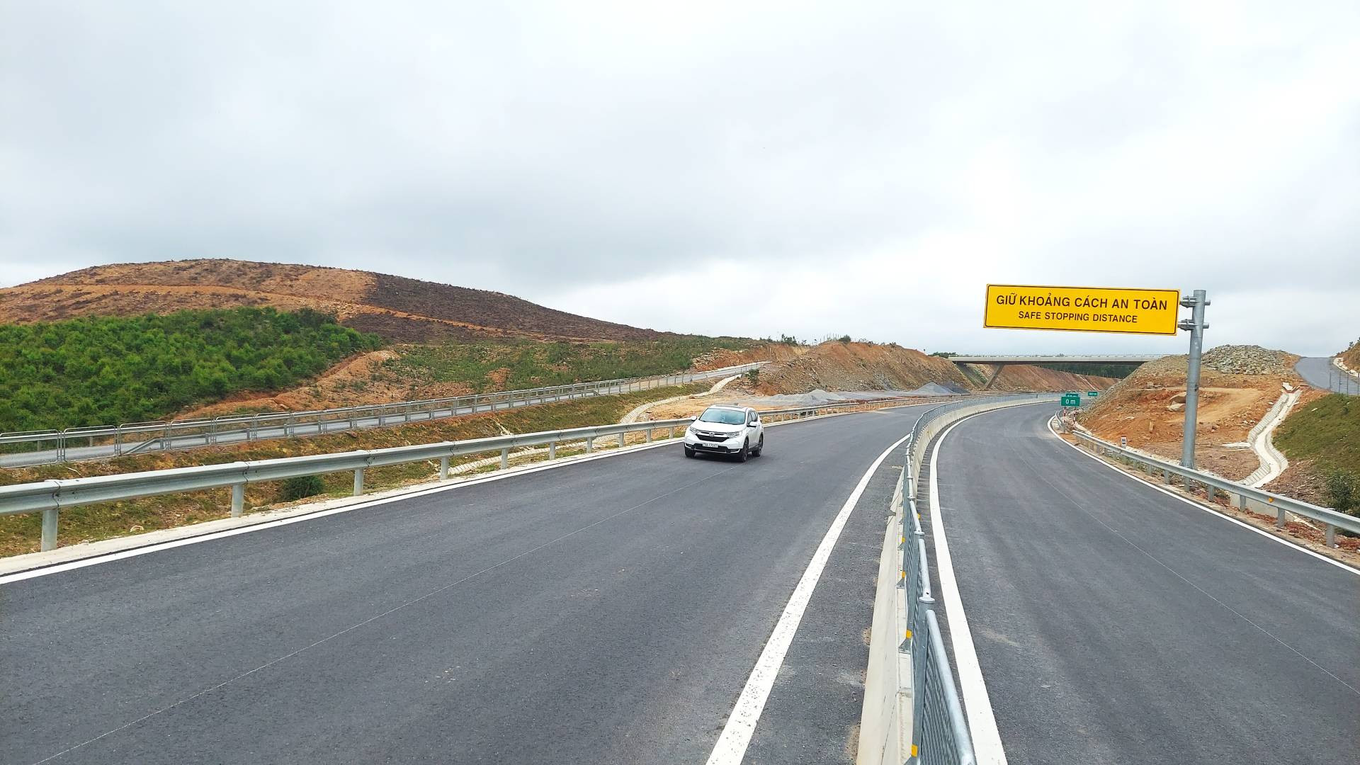 Một vài phương tiện trong tỉnh Quảng Bình chạy thử trên cao tốc qua địa phương trong sự vui mừng và phấn khích. Một vài phương tiện trong tỉnh Quảng Bình chạy thử trên cao tốc qua địa phương trong sự vui mừng và phấn khích.