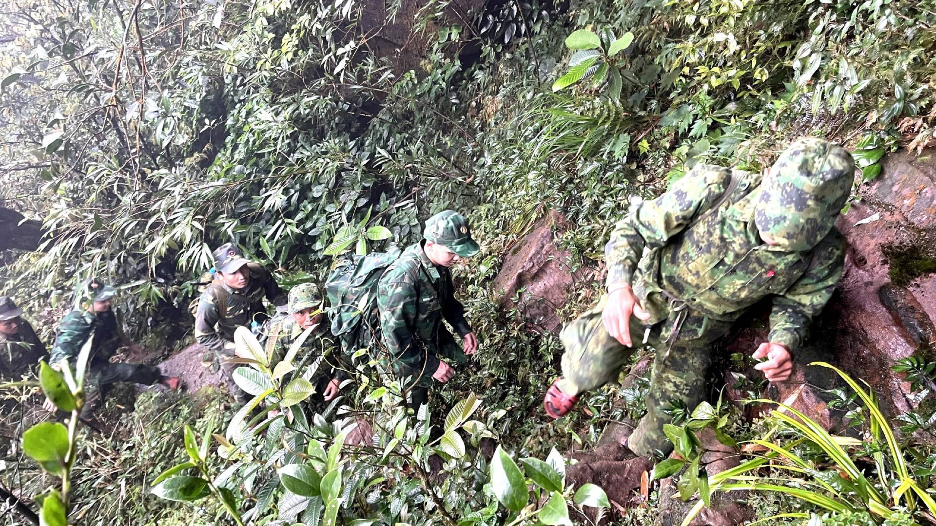 Đường hành quân lên mốc giới rất hiểm trở, nhiều chặng phải vượt qua núi đá tai mèo dốc đứng.