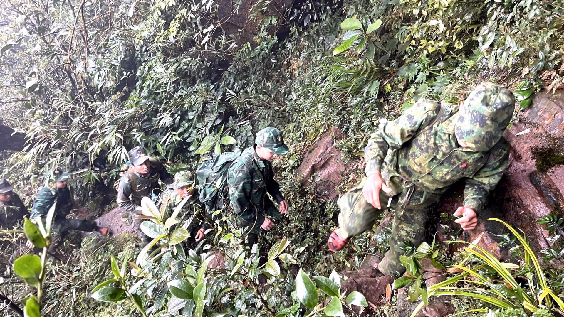 Đường hành quân lên mốc giới rất hiểm trở, nhiều chặng phải vượt qua núi đá tai mèo dốc đứng.