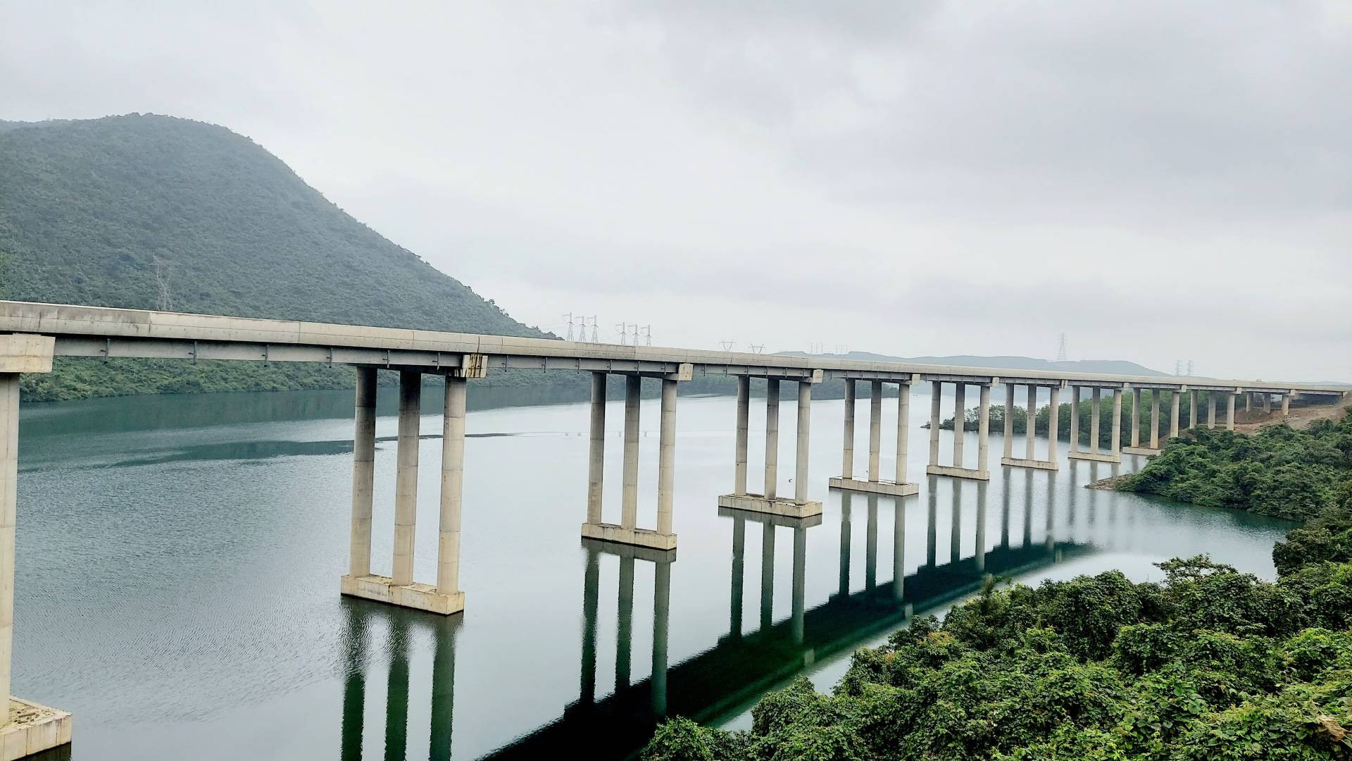 Cũng trong dự án đoạn Vũng Áng-Bùng, cao tốc bắc-nam đi trên hệ thống cầu bắc qua ven hồ nước ở tỉnh Hà Tĩnh tạo nên phong cảnh hữu tình. Với hệ thống cầu cong này, chúng ta thêm một lần nữa khâm phục sự nỗ lực của người thợ cầu Việt Nam. Cũng trong dự án đoạn Vũng Áng-Bùng, cao tốc bắc-nam đi trên hệ thống cầu bắc qua ven hồ nước ở tỉnh Hà Tĩnh tạo nên phong cảnh hữu tình. Với hệ thống cầu cong này, chúng ta thêm một lần nữa khâm phục sự nỗ lực của người thợ cầu Việt Nam.