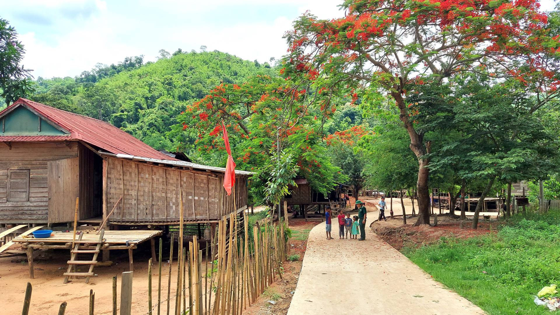 Đường nội bản ở xã biên giới Thượng Trạch, huyện Bố Trạch được xây dựng khang trang Đường nội bản ở xã biên giới Thượng Trạch, huyện Bố Trạch được xây dựng khang trang