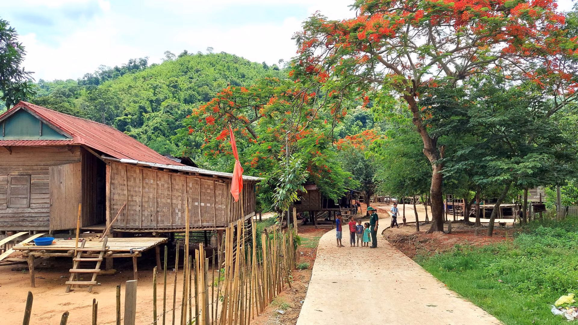 Đường nội bản ở xã biên giới Thượng Trạch, huyện Bố Trạch được xây dựng khang trang