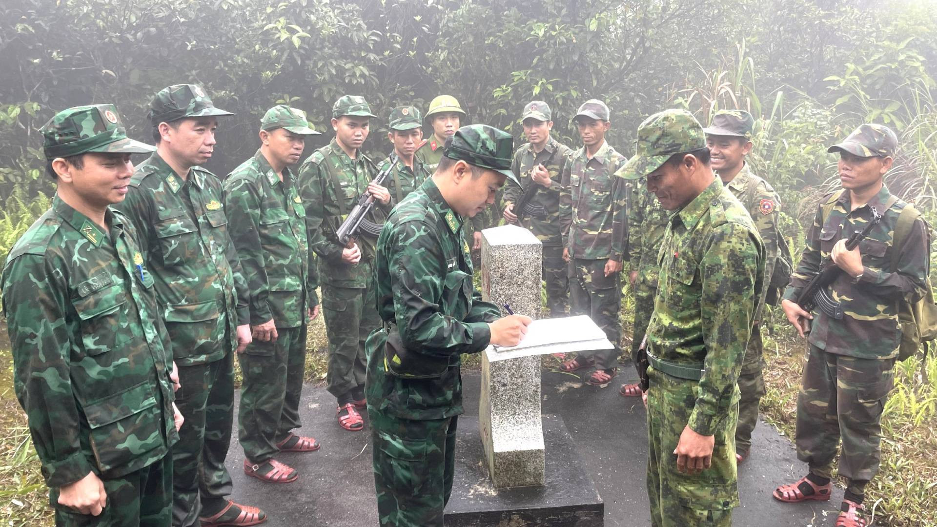 Sau khi kiểm tra kỹ lưỡng dấu hiệu đường biên giới, tình trạng an toàn của cột mốc số 522, chỉ huy của tổ công tác Đồn Biên phòng cửa khẩu quốc tế Cha Lo (Quảng Bình) và Đại đội Biên phòng 311 và 312 (Khammouane) ký biên bản ngay tại hiện trường.