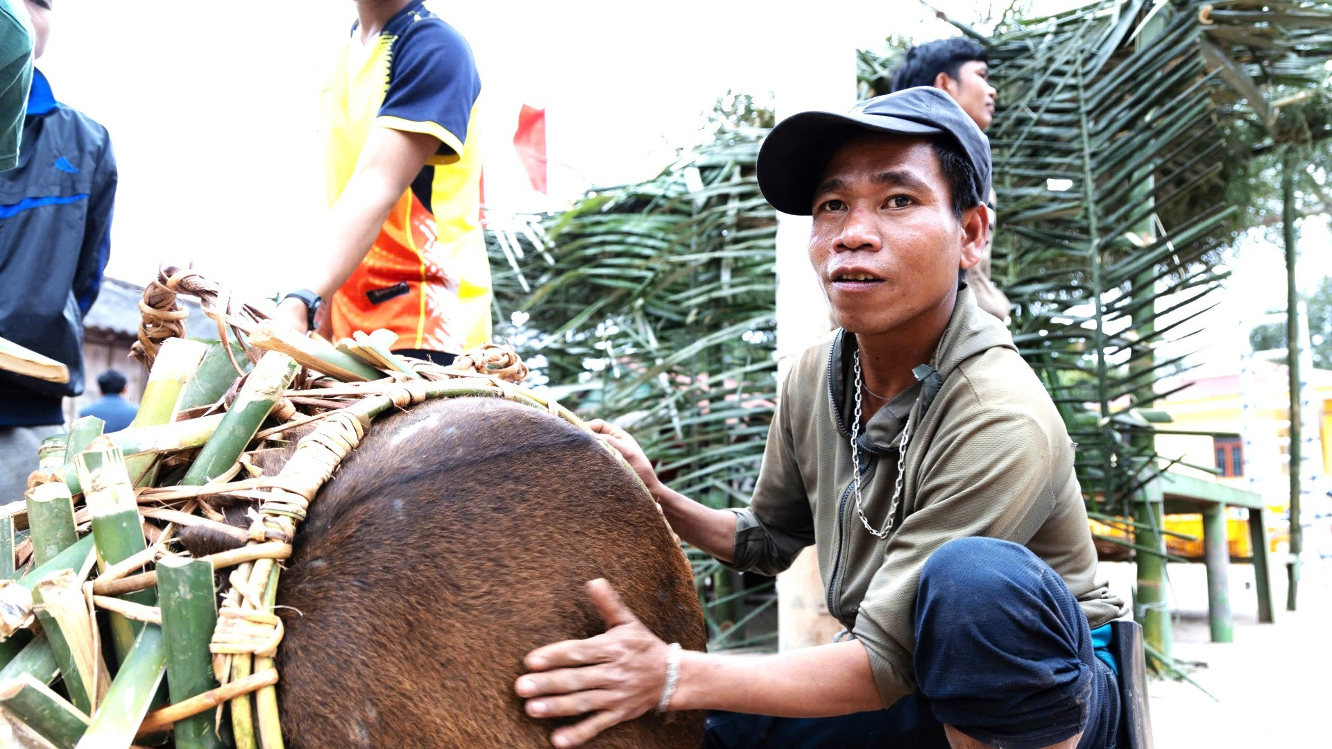 Theo người đàn ông này, muốn có mặt trống tốt, tiếng vang, bà con chọn trâu khỏe, da dày làm thịt để lấy tấm da nguyên miếng bịt trống