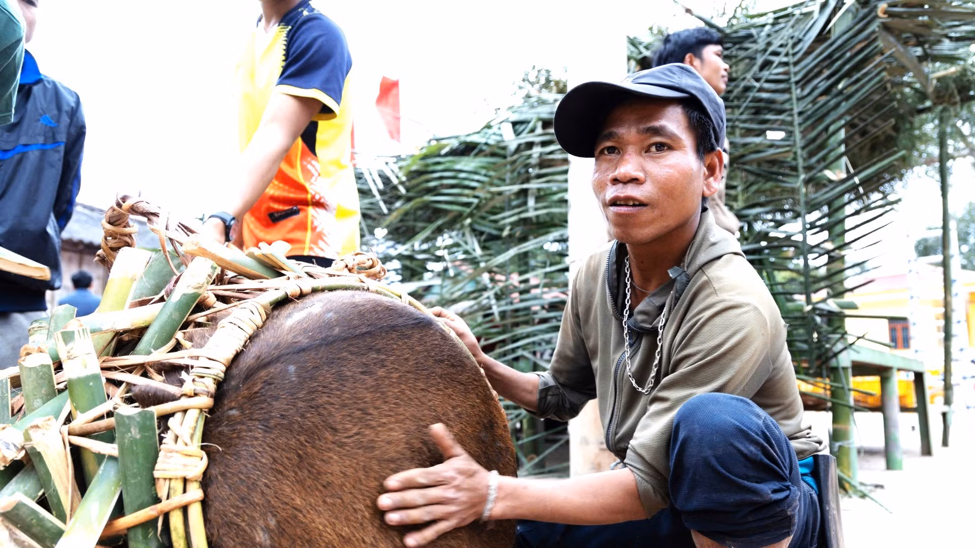 Theo người đàn ông này, muốn có mặt trống tốt, tiếng vang, bà con chọn trâu khỏe, da dày làm thịt để lấy tấm da nguyên miếng bịt trống