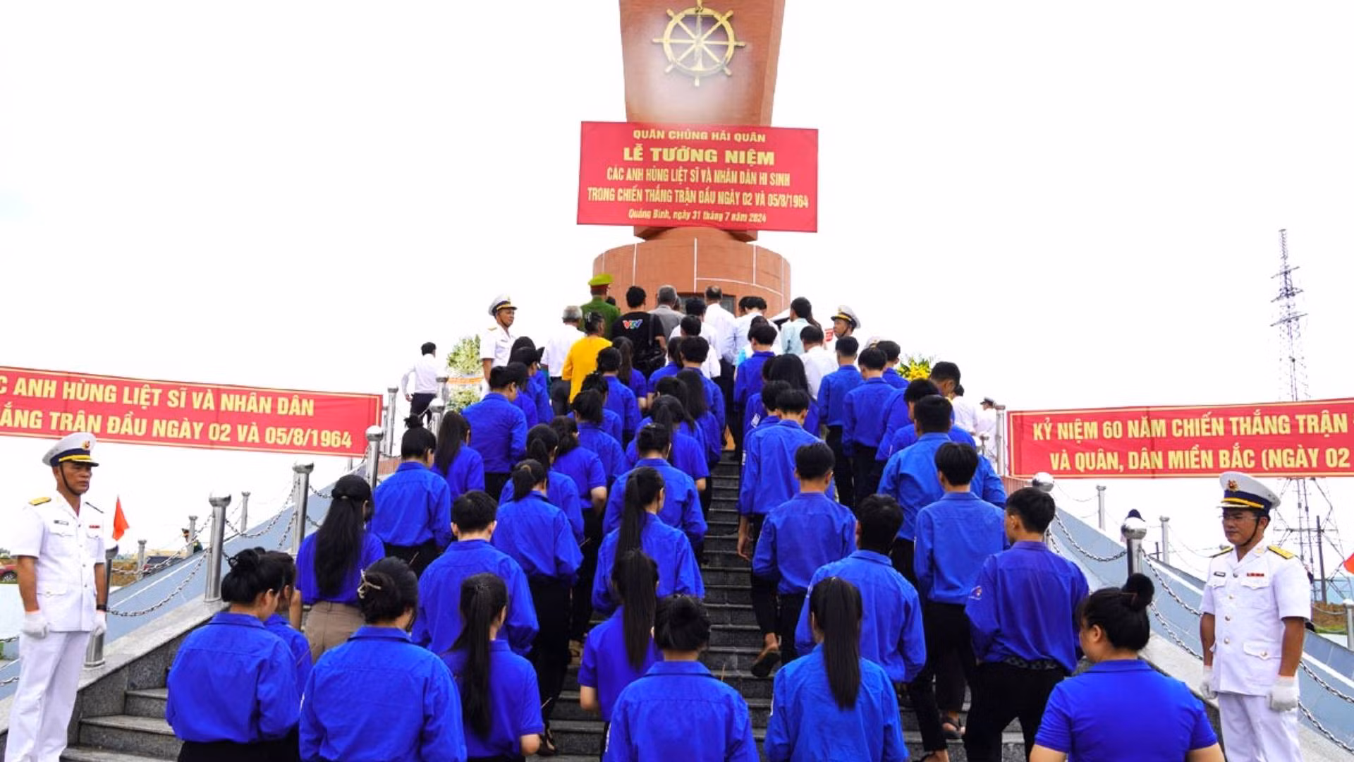 Lễ tưởng niệm các Anh hùng, liệt sĩ và nhân dân đã hy sinh nhân kỷ niệm 60 năm chiến thắng trận đầu (2 và 5/8/1964-2 và 5/8/2024) tại bia di tích sông Gianh.