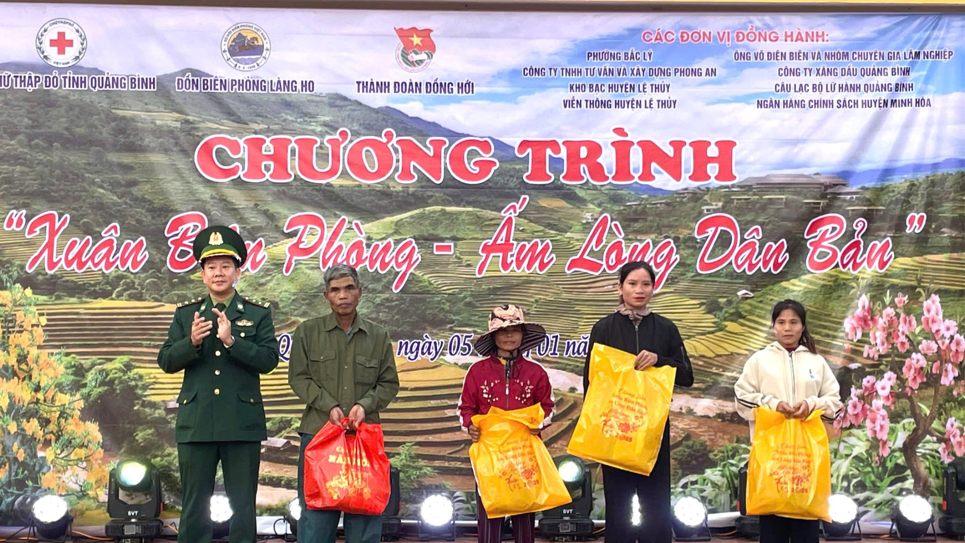 Chương trình “Xuân biên phòng- Ấm lòng dân bản” ở xã Lâm Thuỷ là chương trình mở đầu cho chuỗi hoạt động xuân biên phòng trên tuyến biên giới Quảng Bình.